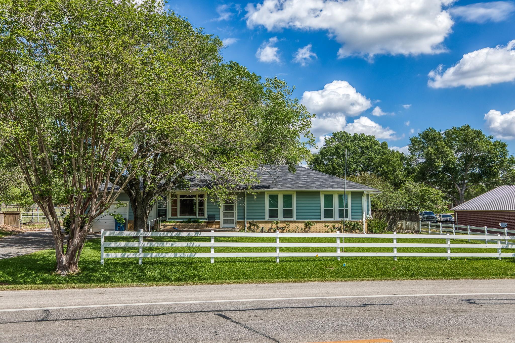 1524 Highway 159 W