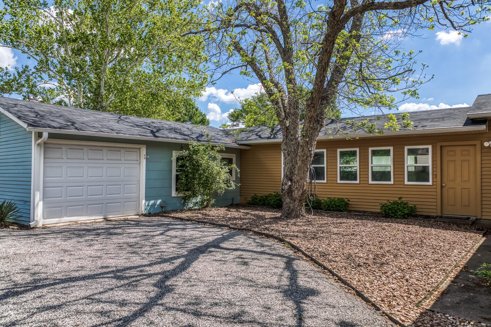 1524 Highway 159 W