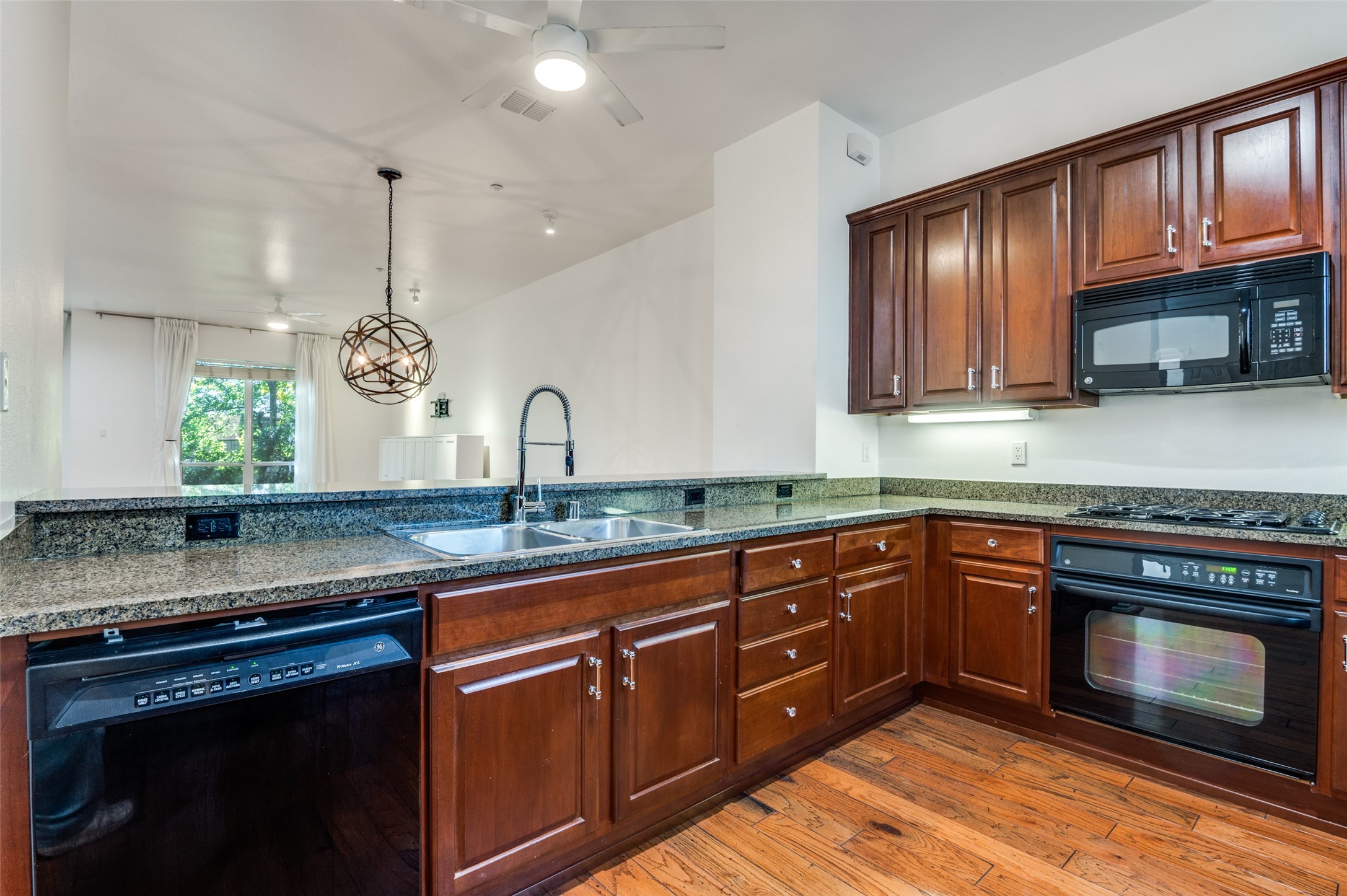 4411 Mckinney Avenue 38