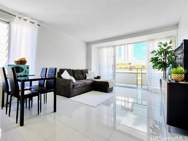 445 Kaiolu Street 704