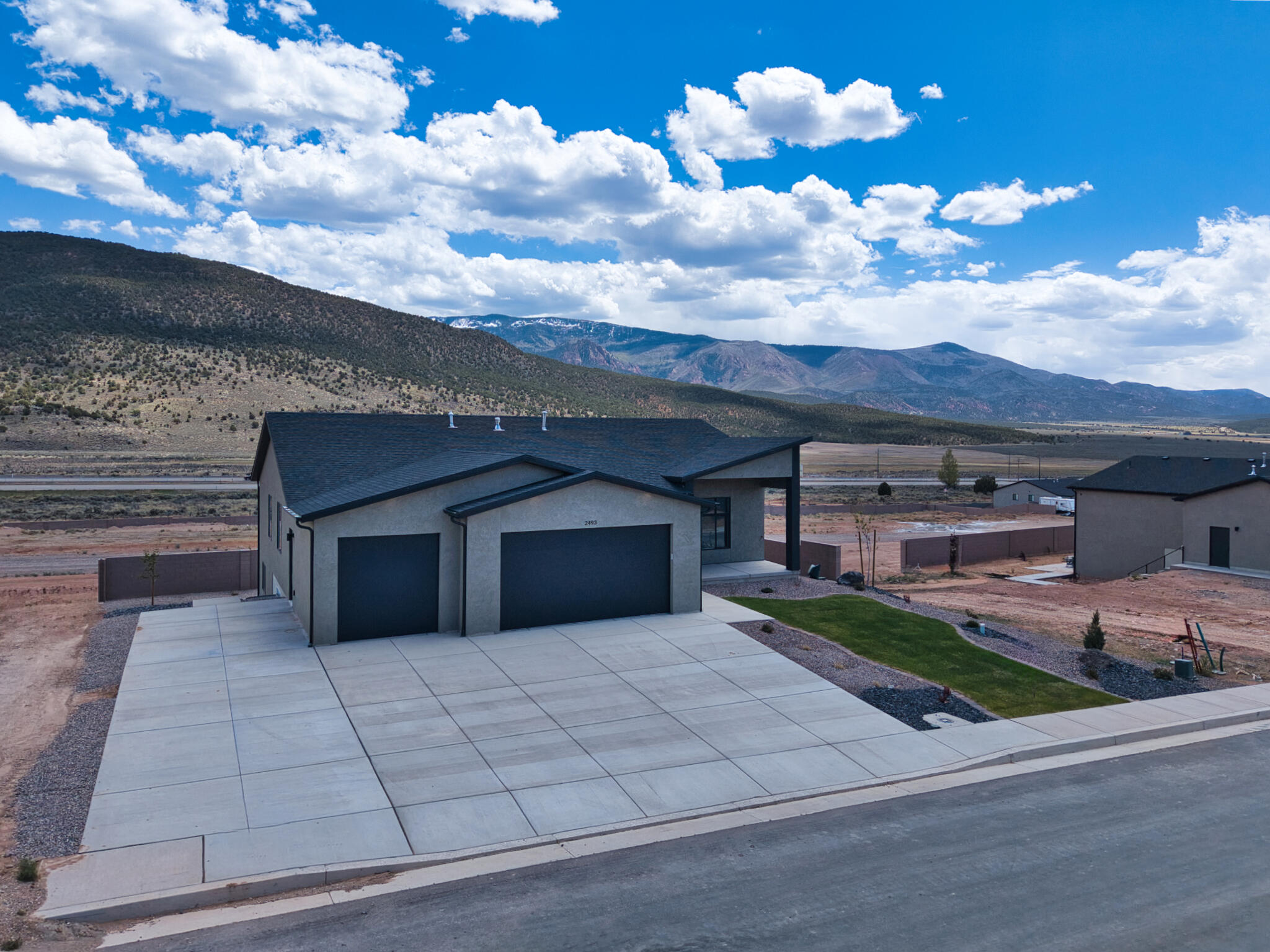 2493 W Scenic DR