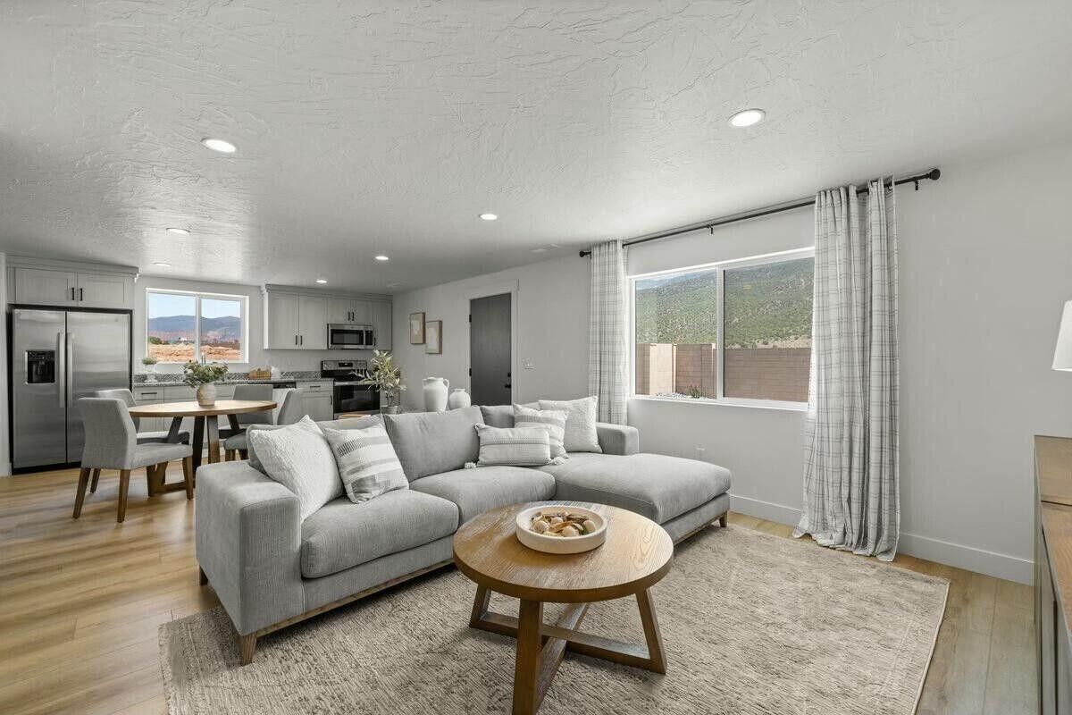 2493 W Scenic DR