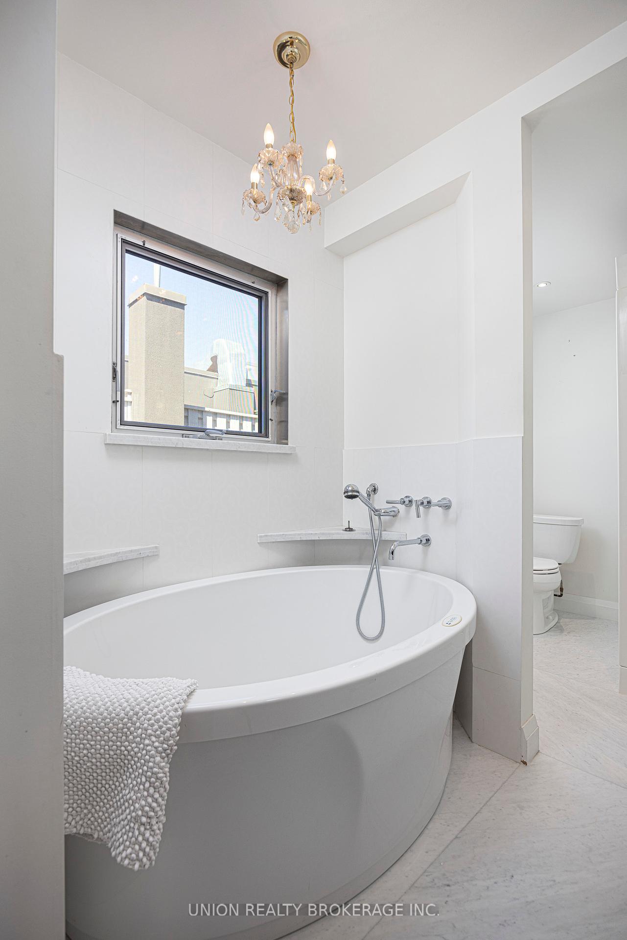 #303 - 1852 Queen Street, Toronto Unit: 303
