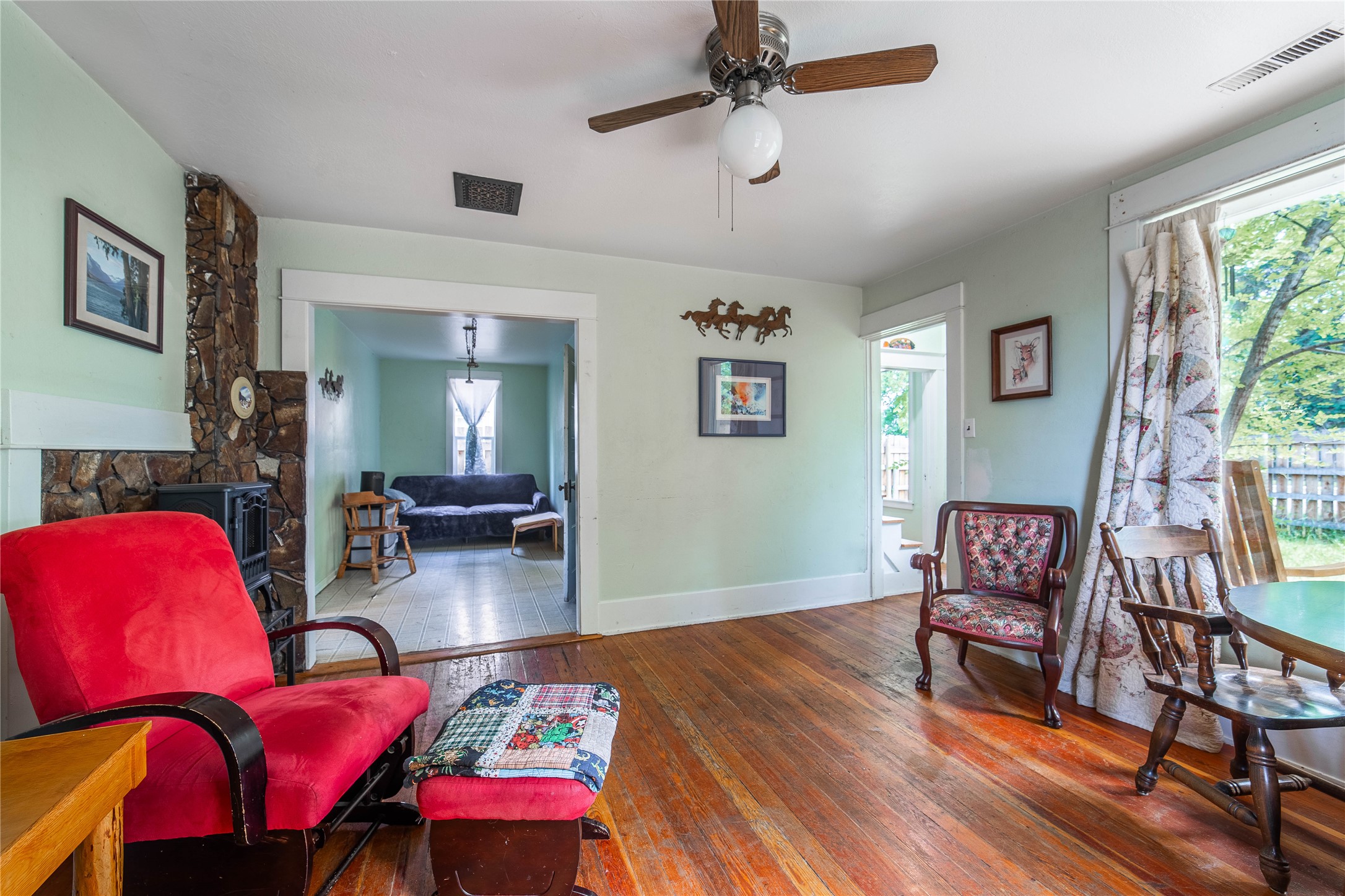 116 6th Avenue W