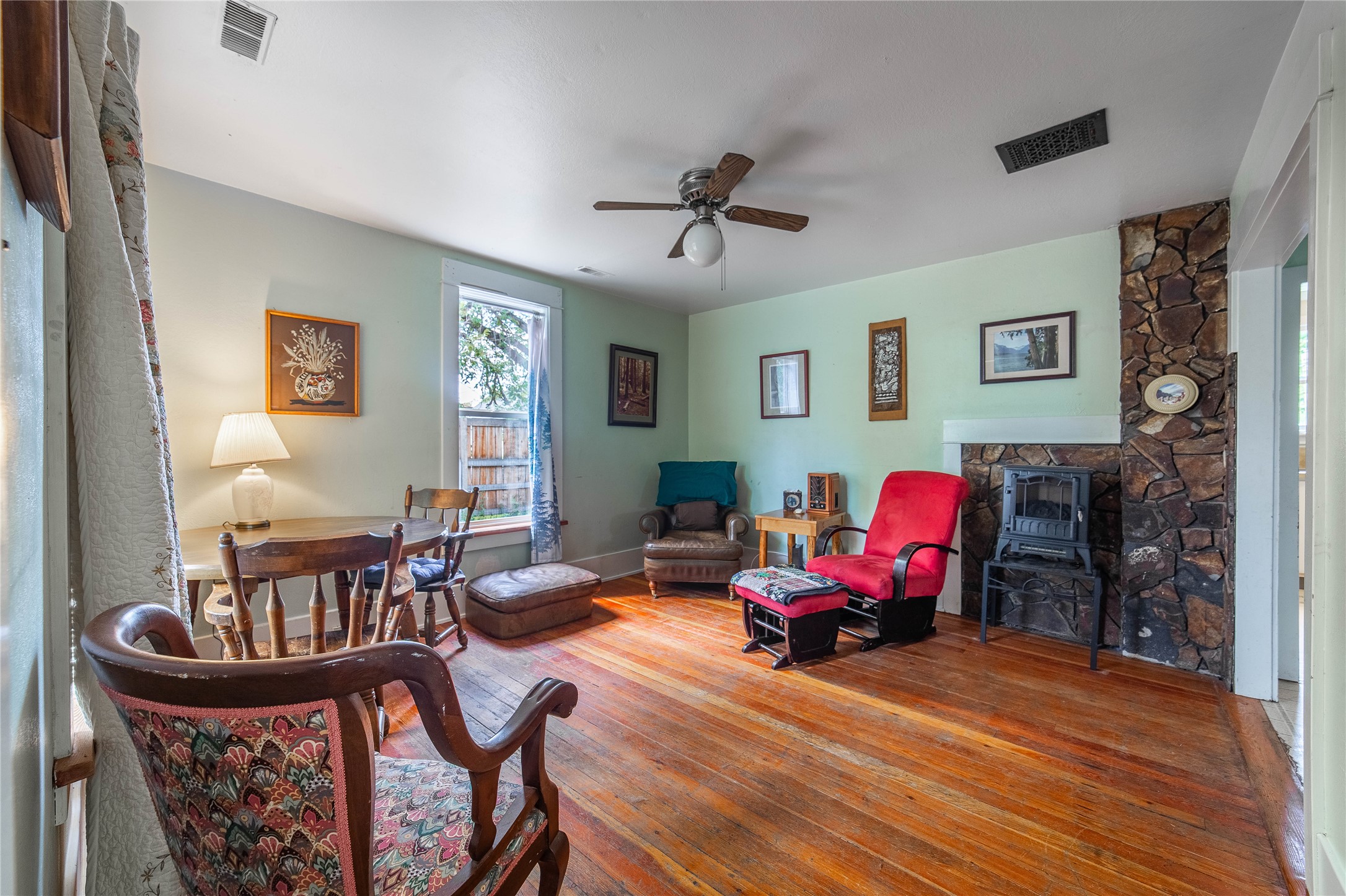 116 6th Avenue W