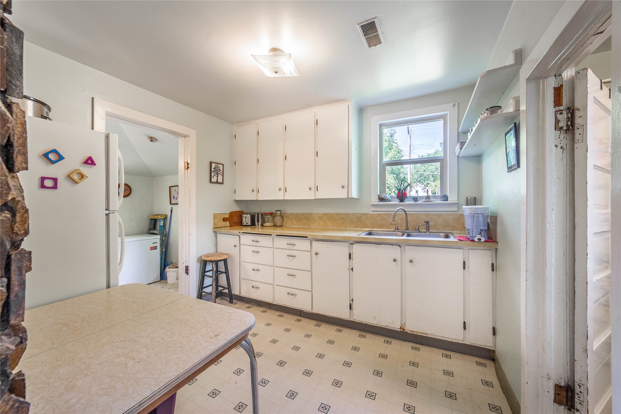 116 6th Avenue W