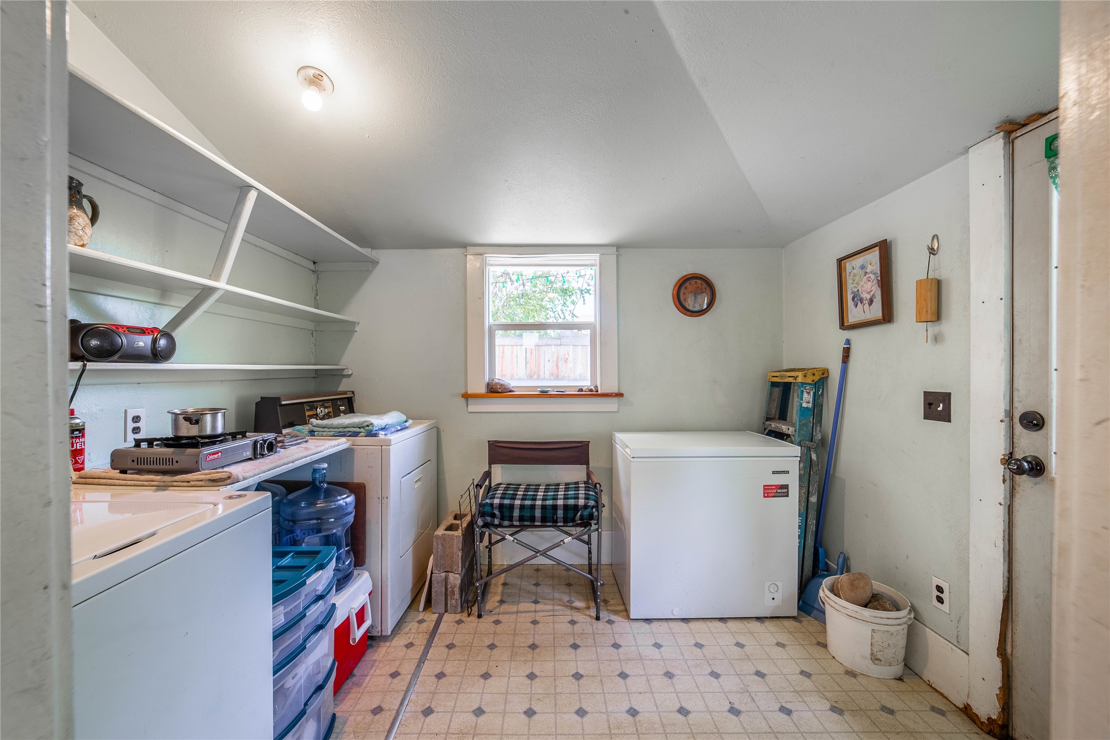 116 6th Avenue W