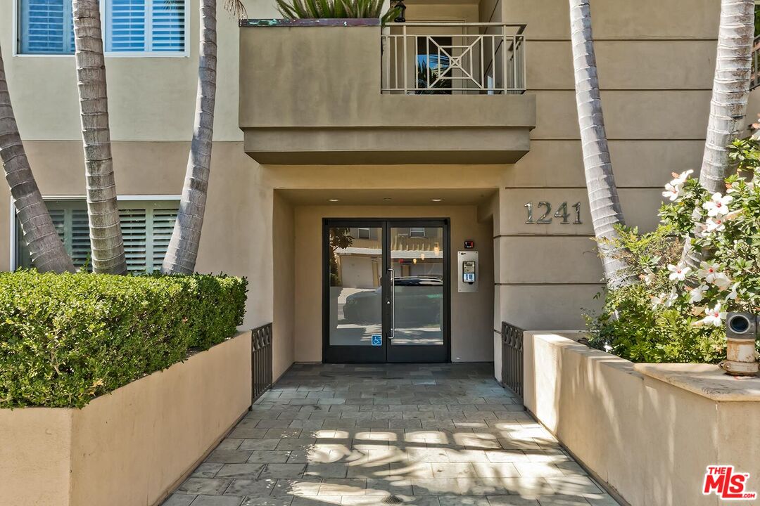 1241 S Westgate Ave Unit: 203