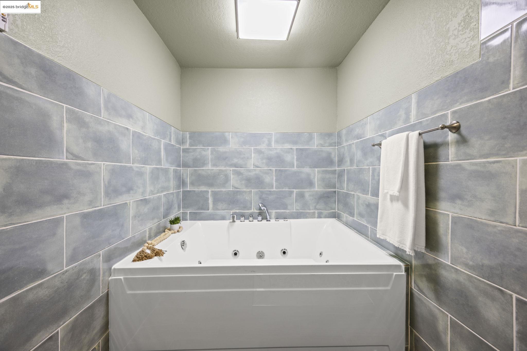 12 Sereno Cir, Oakland