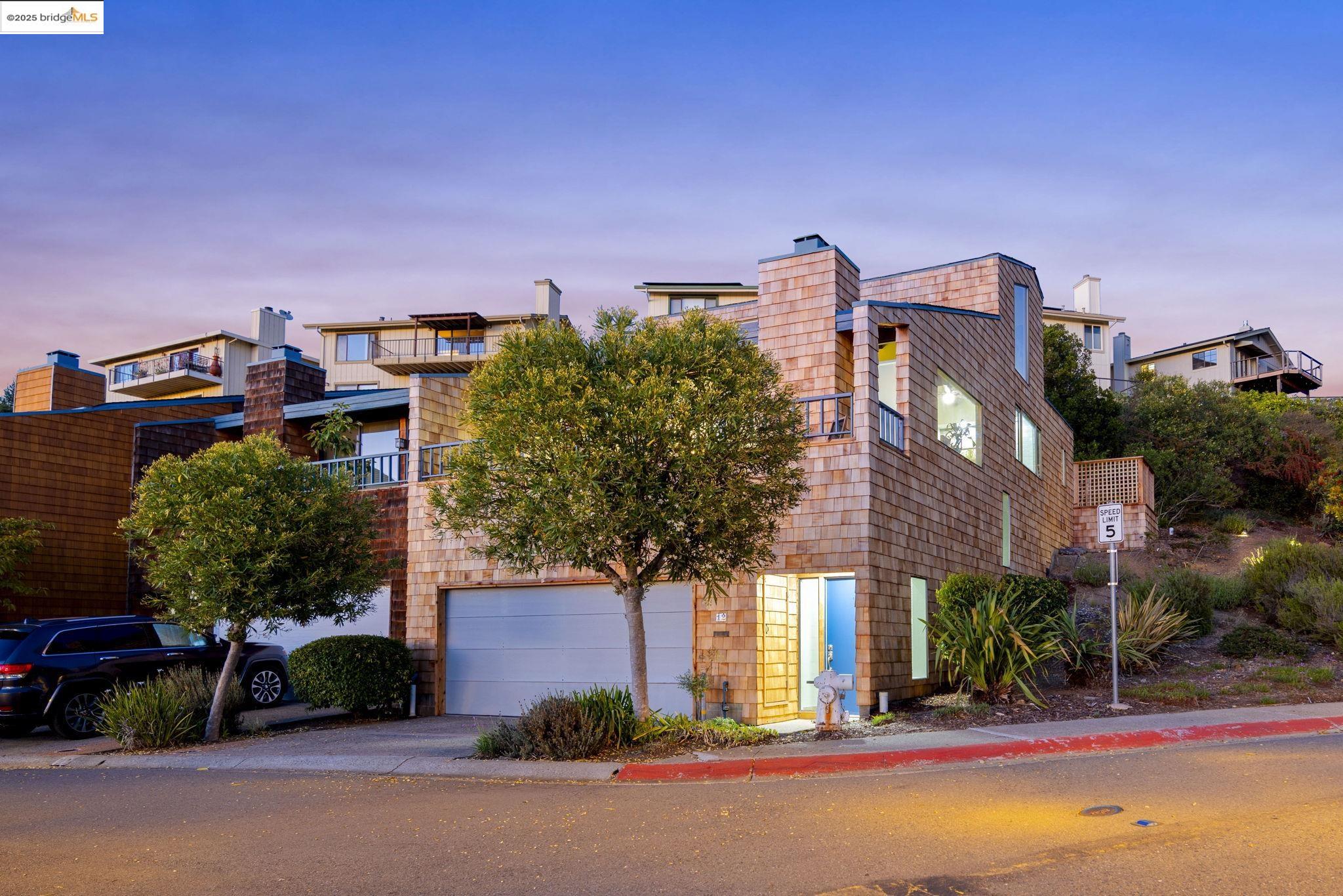 12 Sereno Cir, Oakland