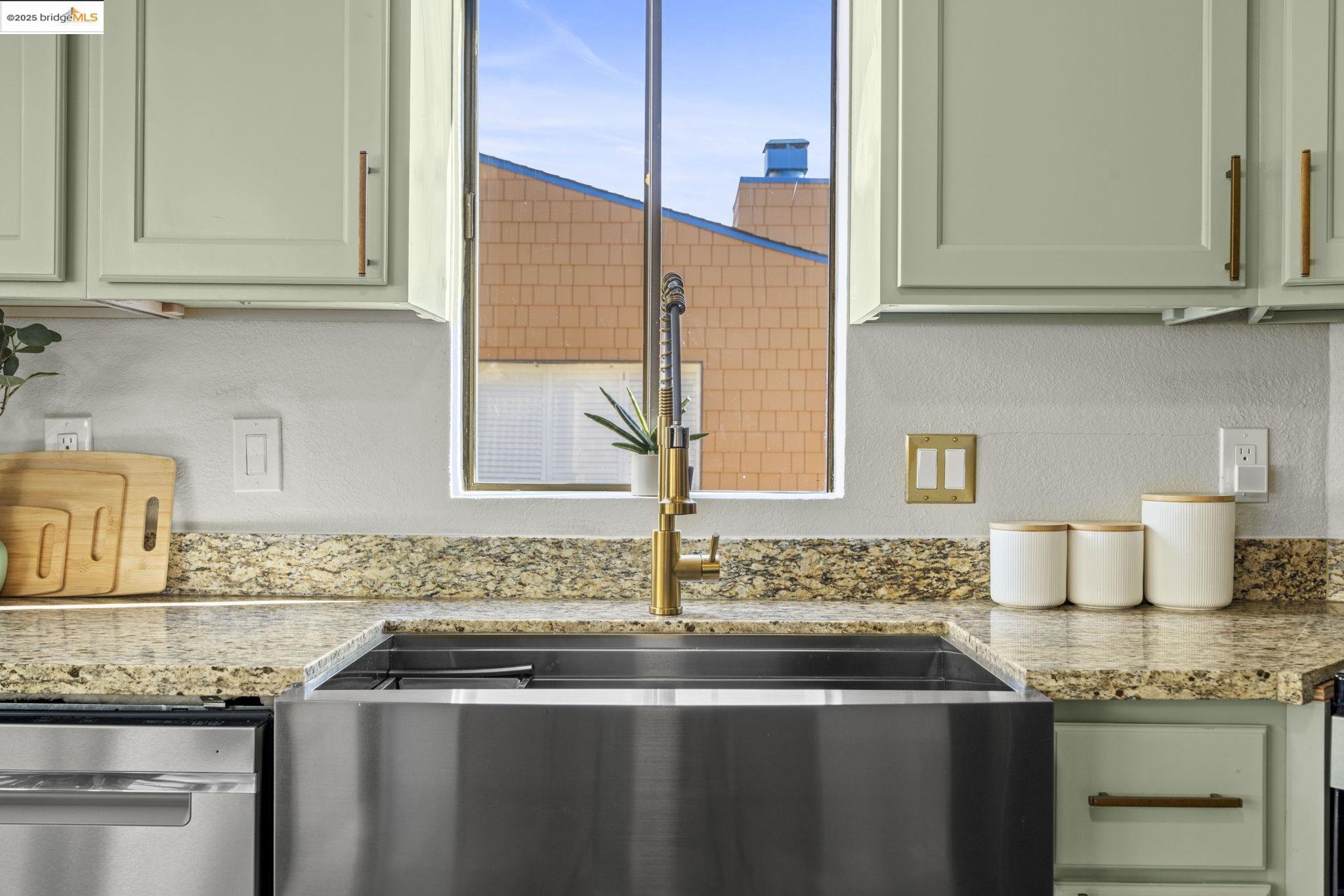 12 Sereno Cir, Oakland