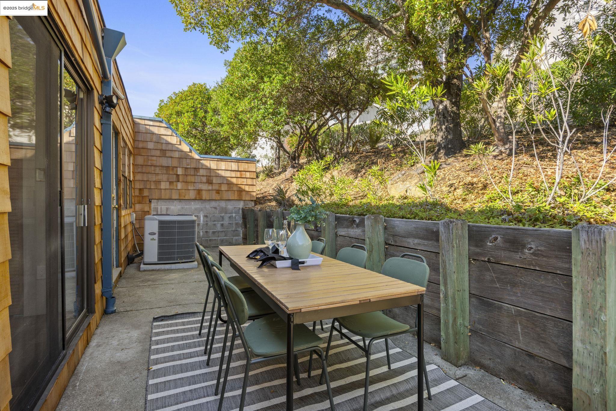 12 Sereno Cir, Oakland