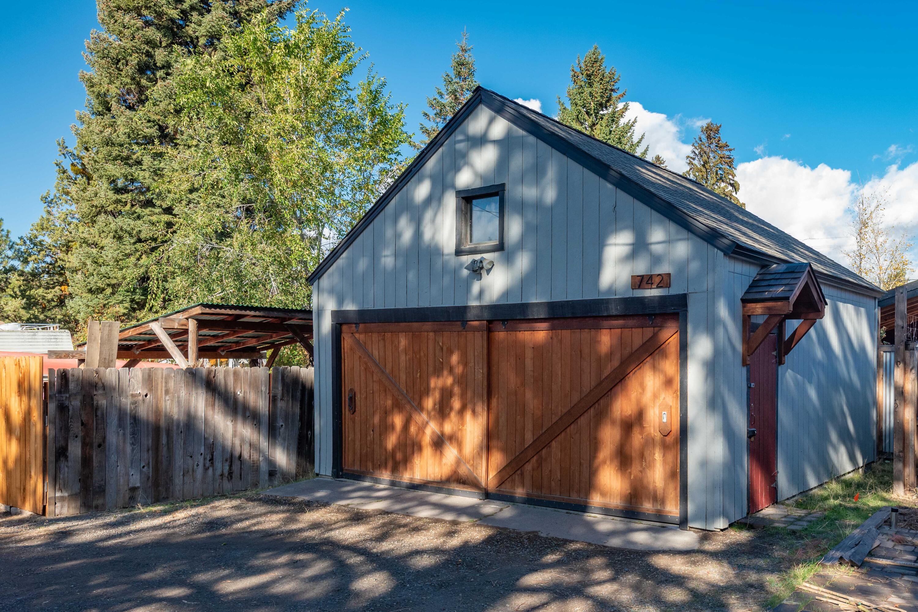 742 NE Quimby Avenue