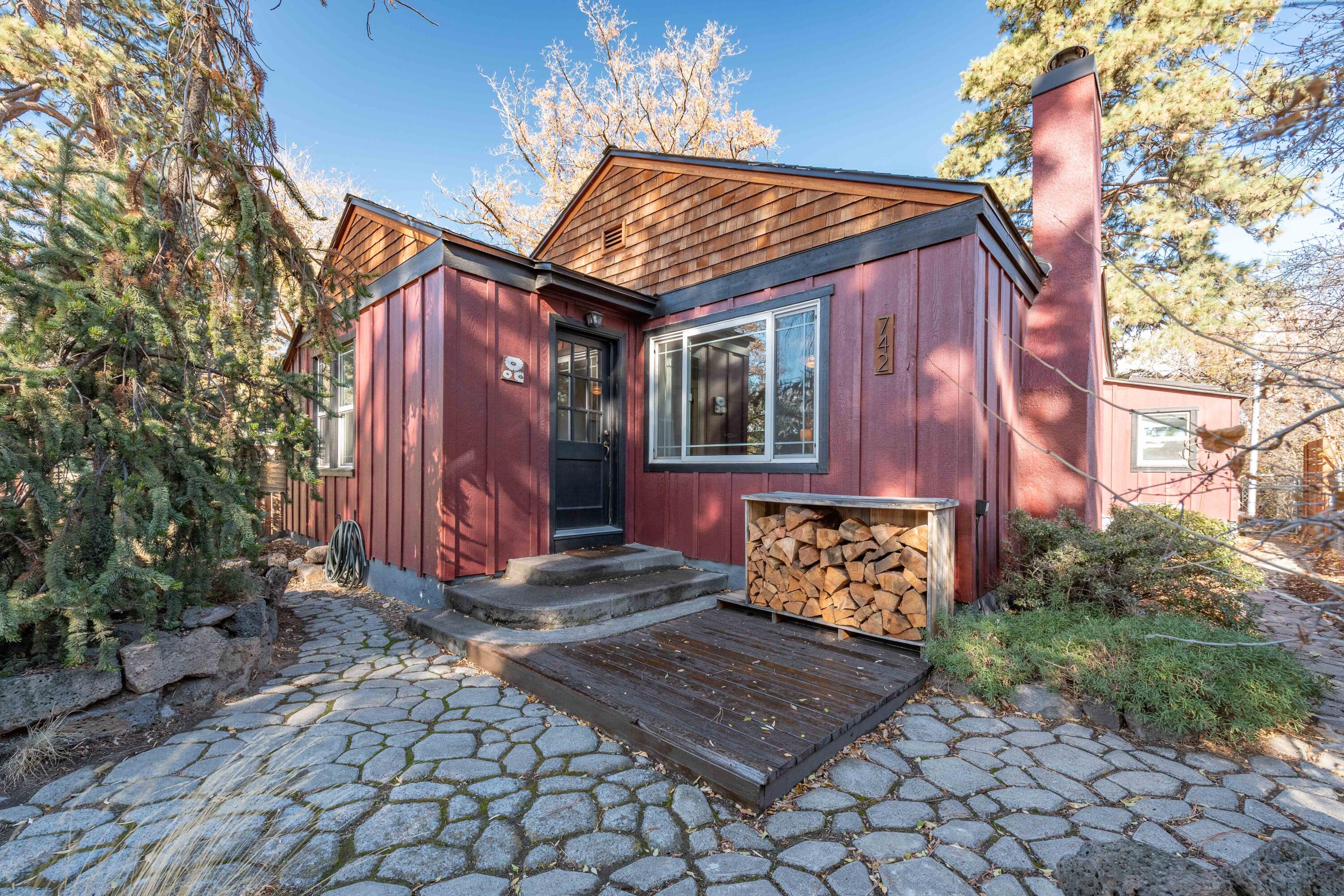 742 NE Quimby Avenue