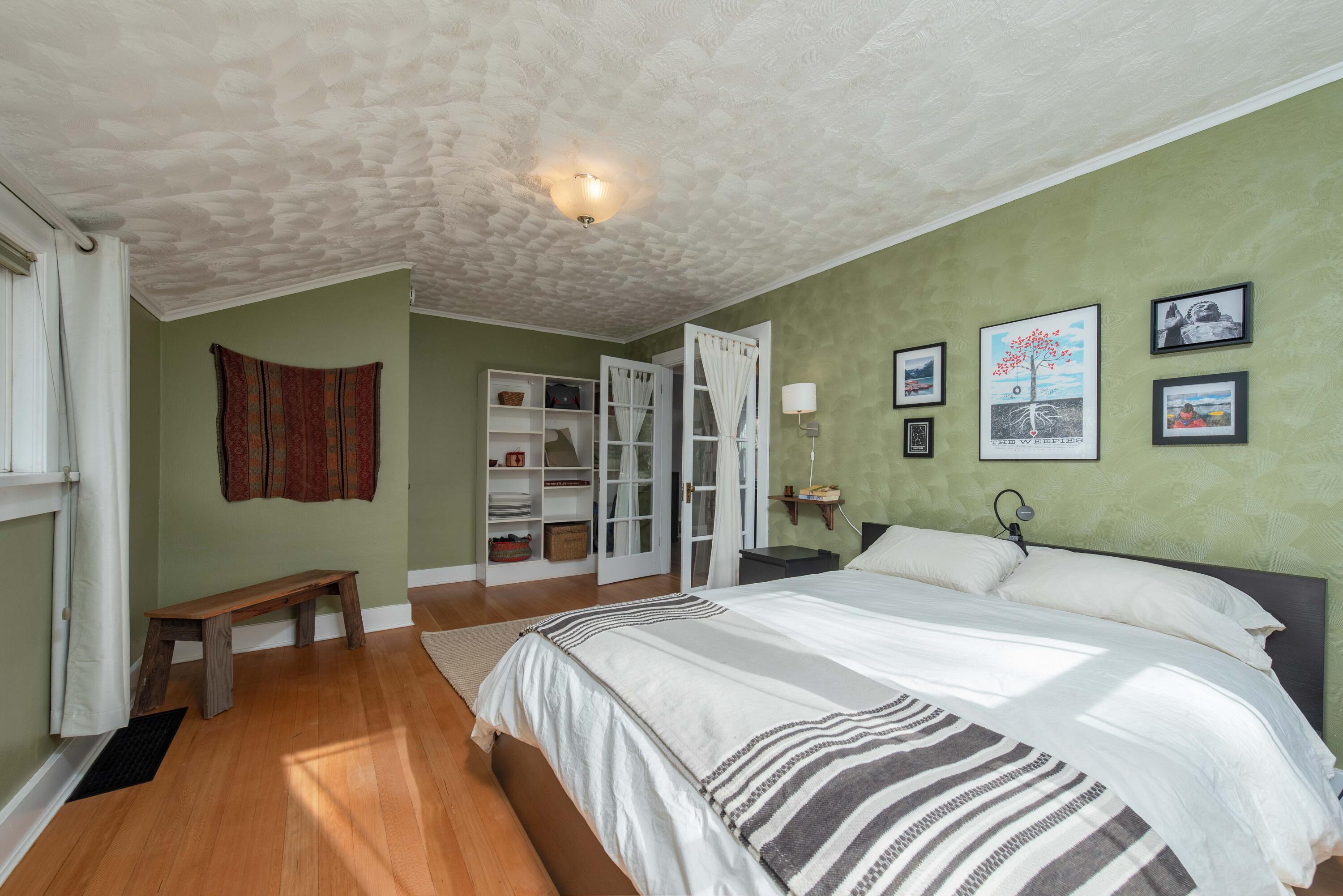 742 NE Quimby Avenue