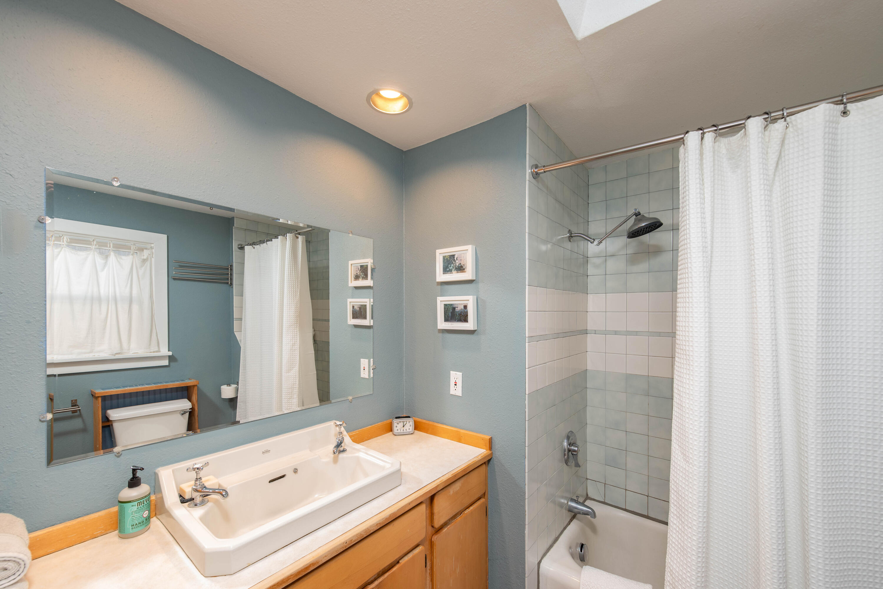 742 NE Quimby Avenue