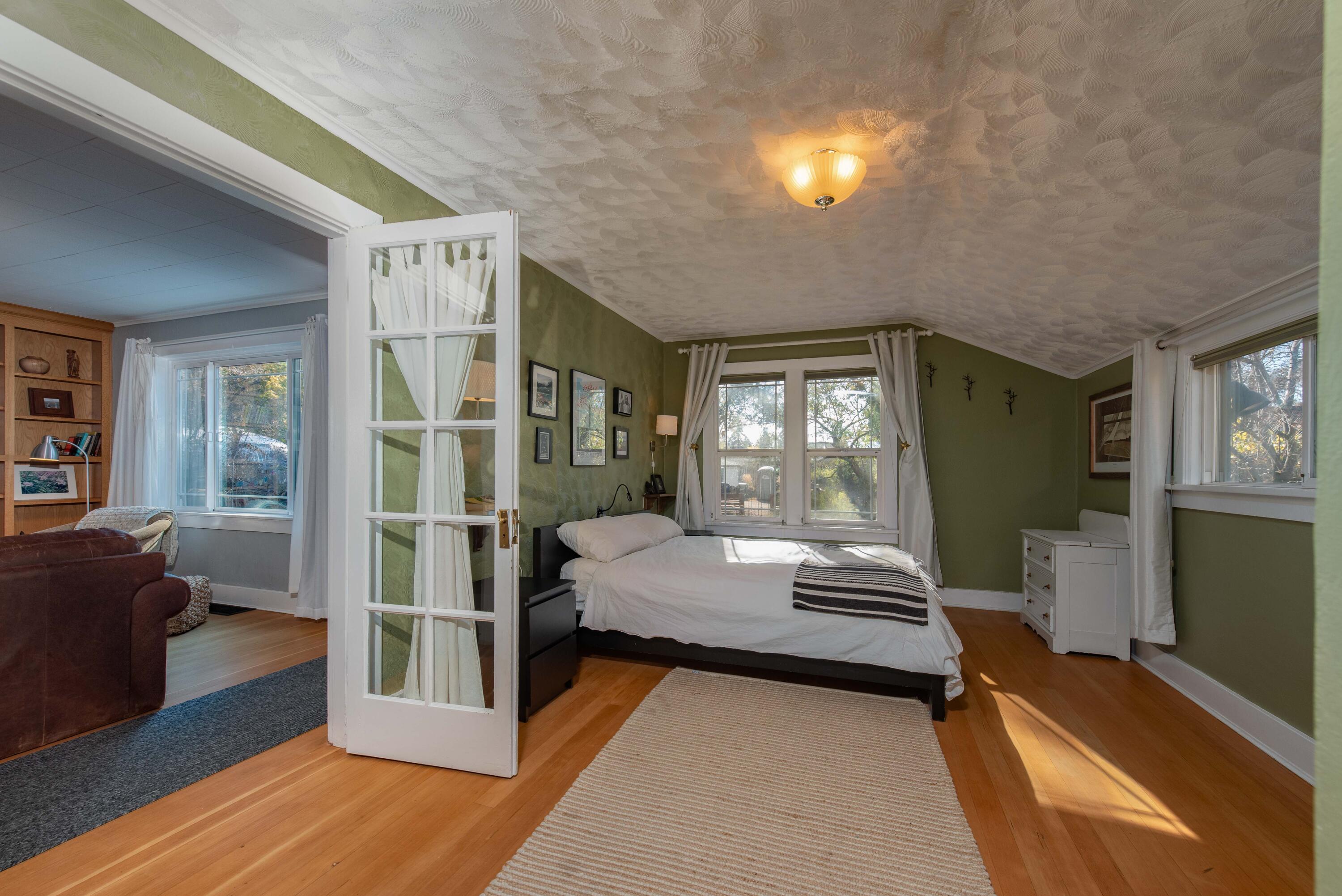 742 NE Quimby Avenue