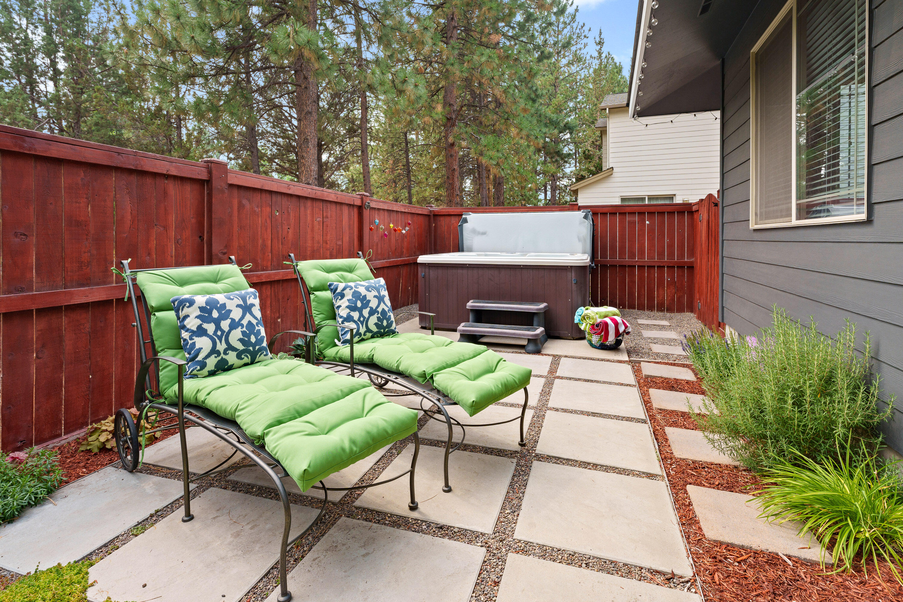 137 NW Outlook Vista Drive