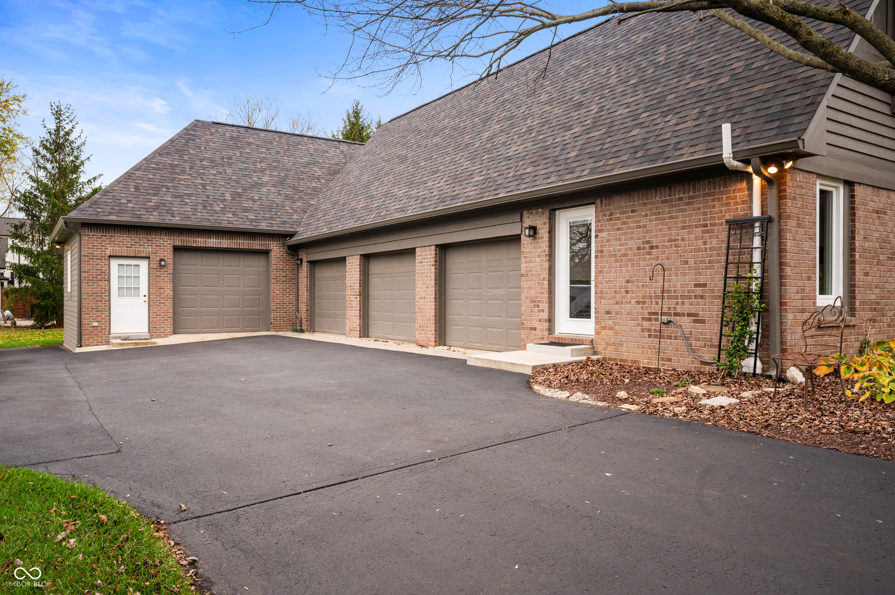 4841 Woodfield Drive
