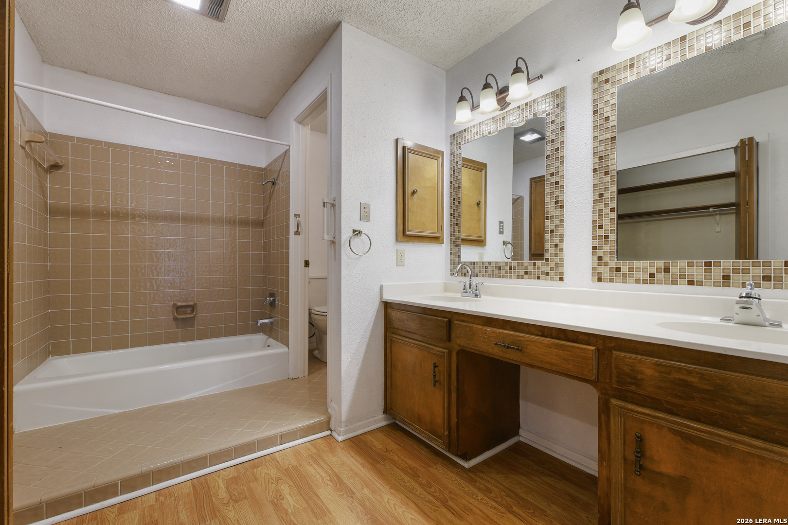 4322 Center Oak Woods