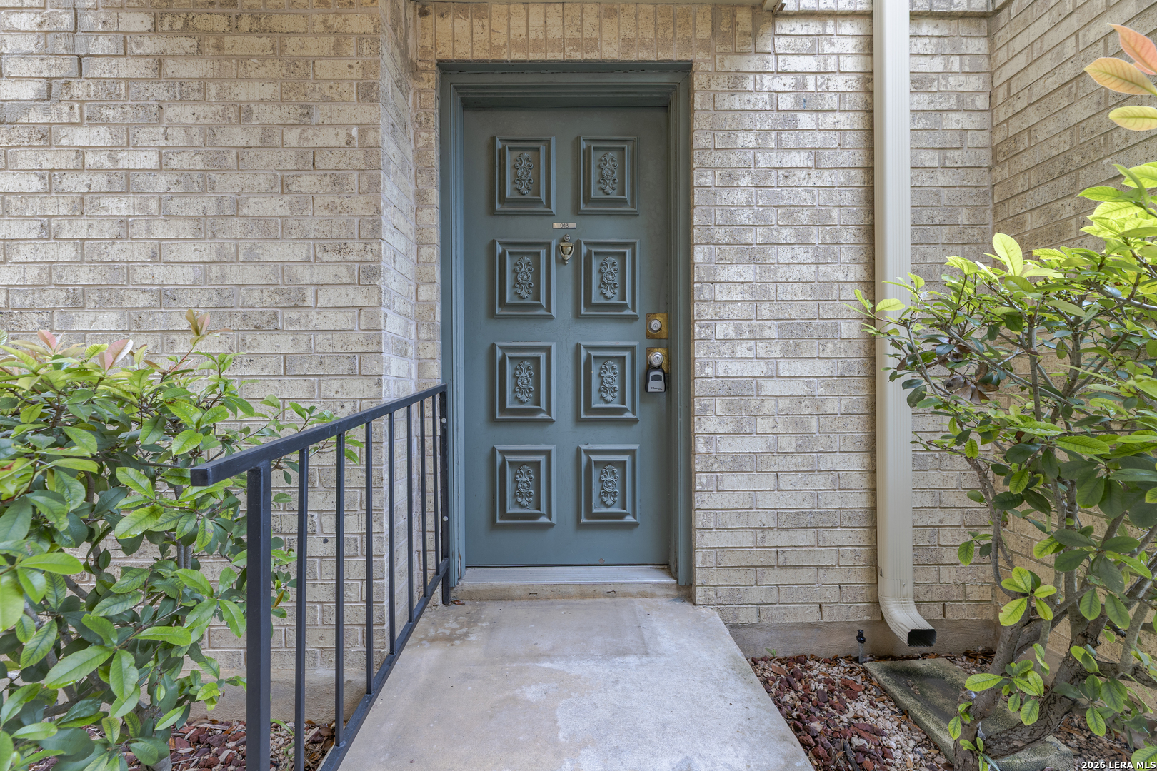11843 Braesview 913