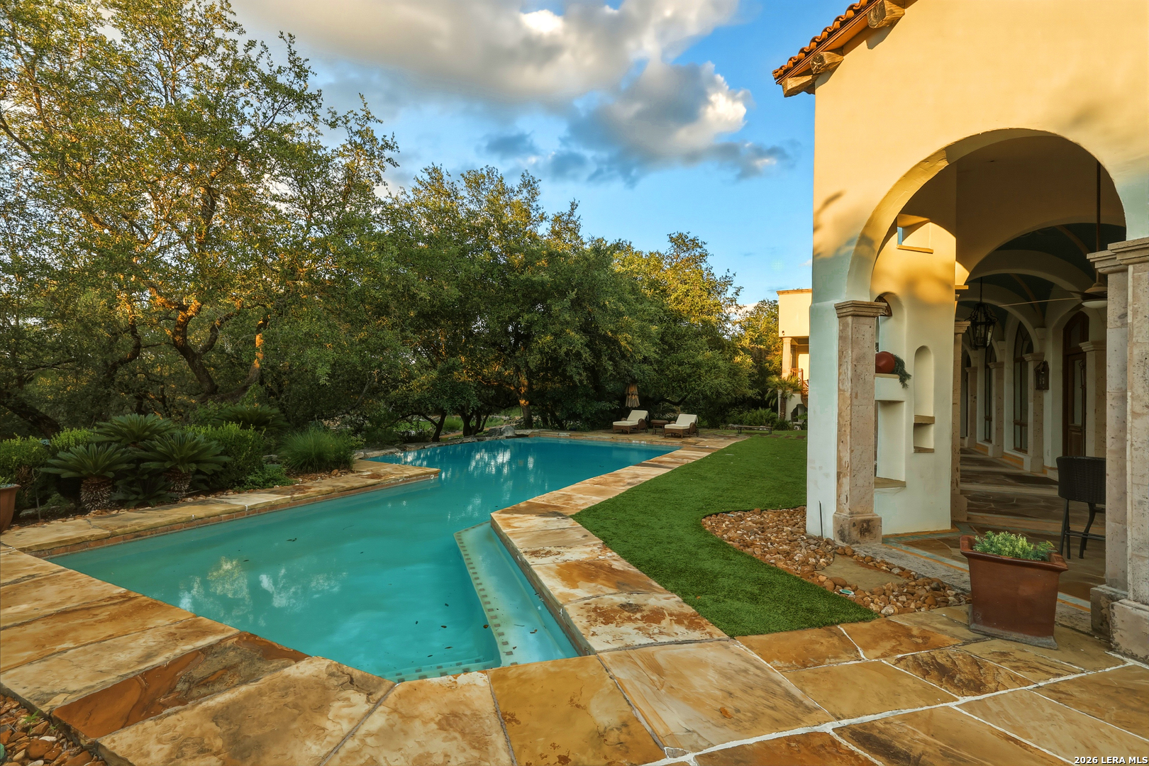 1726 GREYSTONE RDG