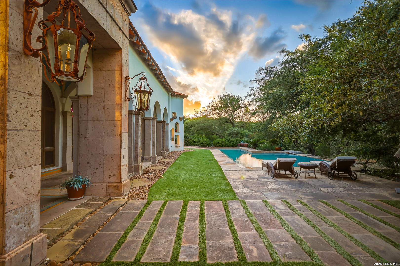 1726 GREYSTONE RDG