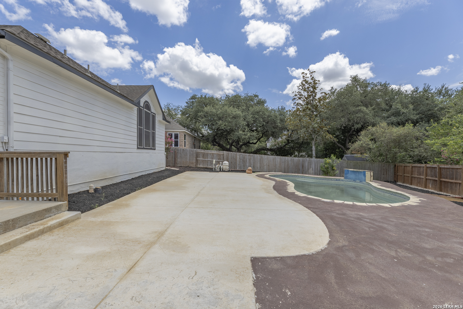 2555 Crested Heights