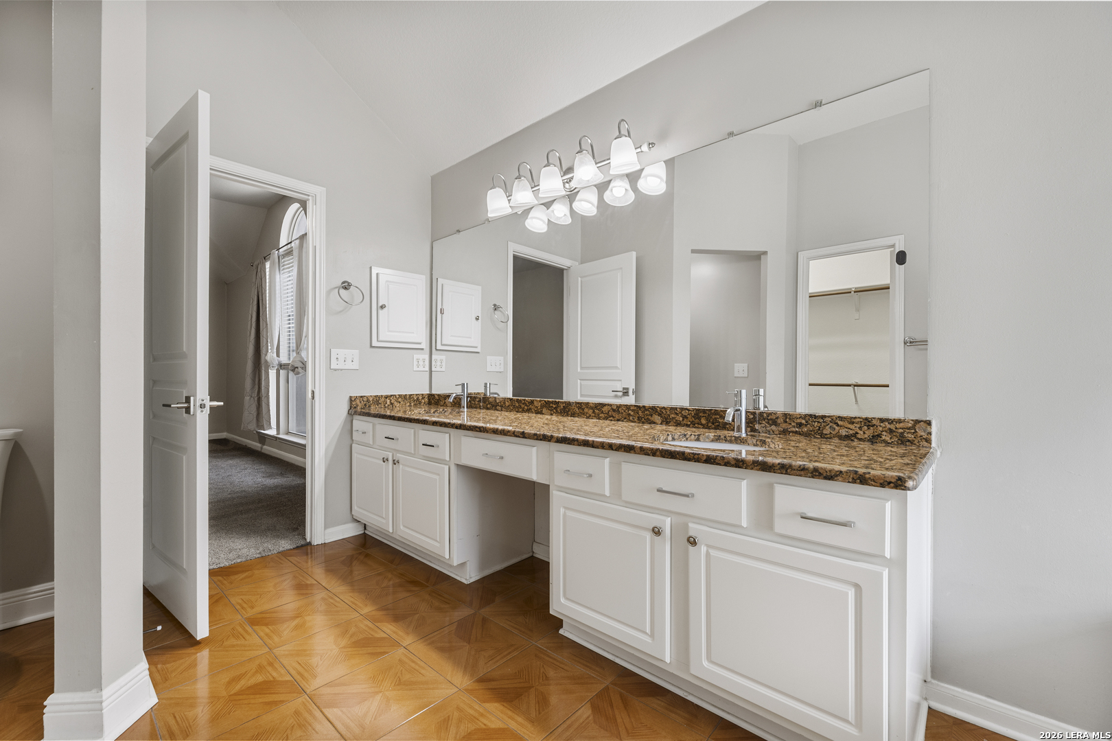 2555 Crested Heights