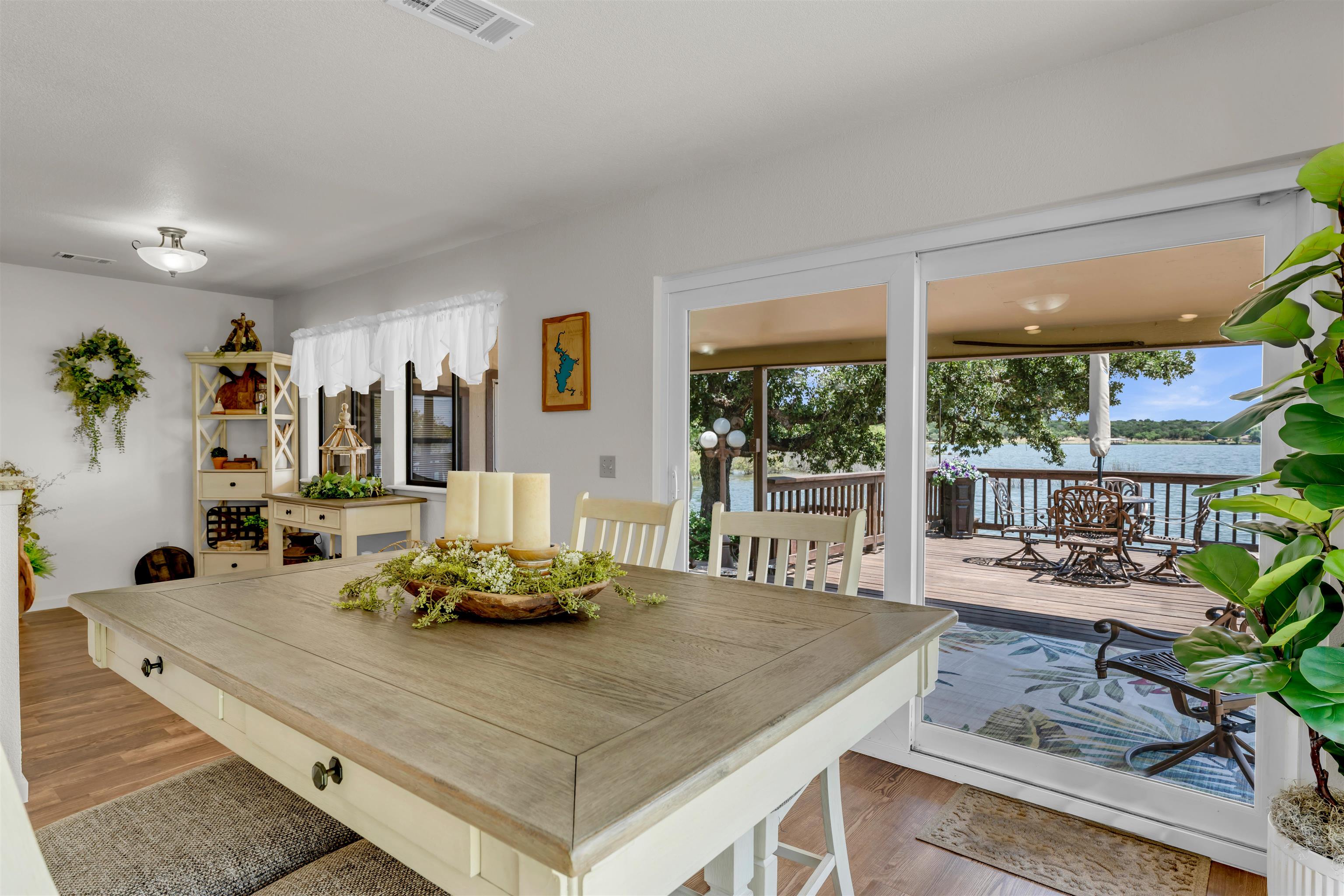 386 Lake Loop