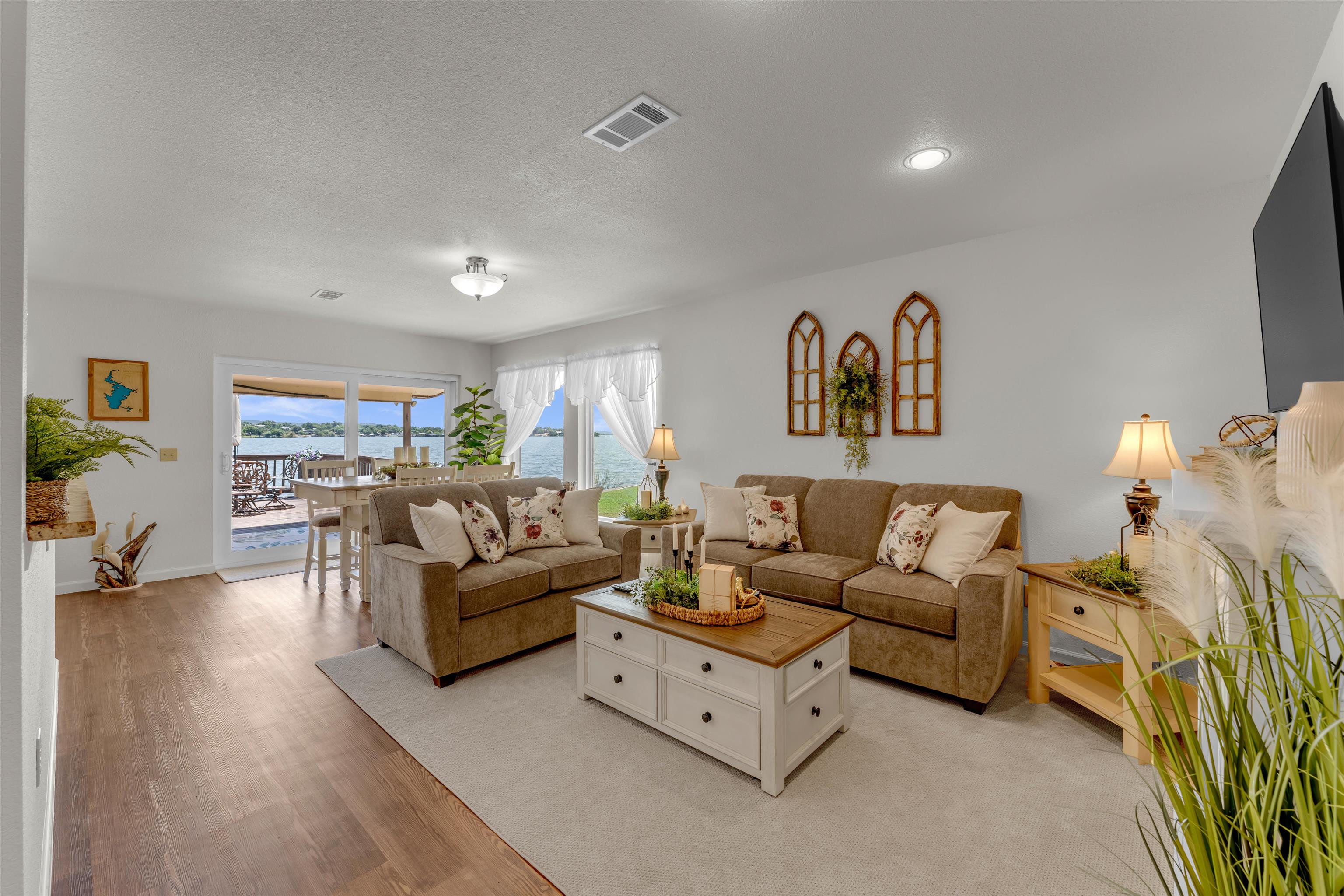 386 Lake Loop
