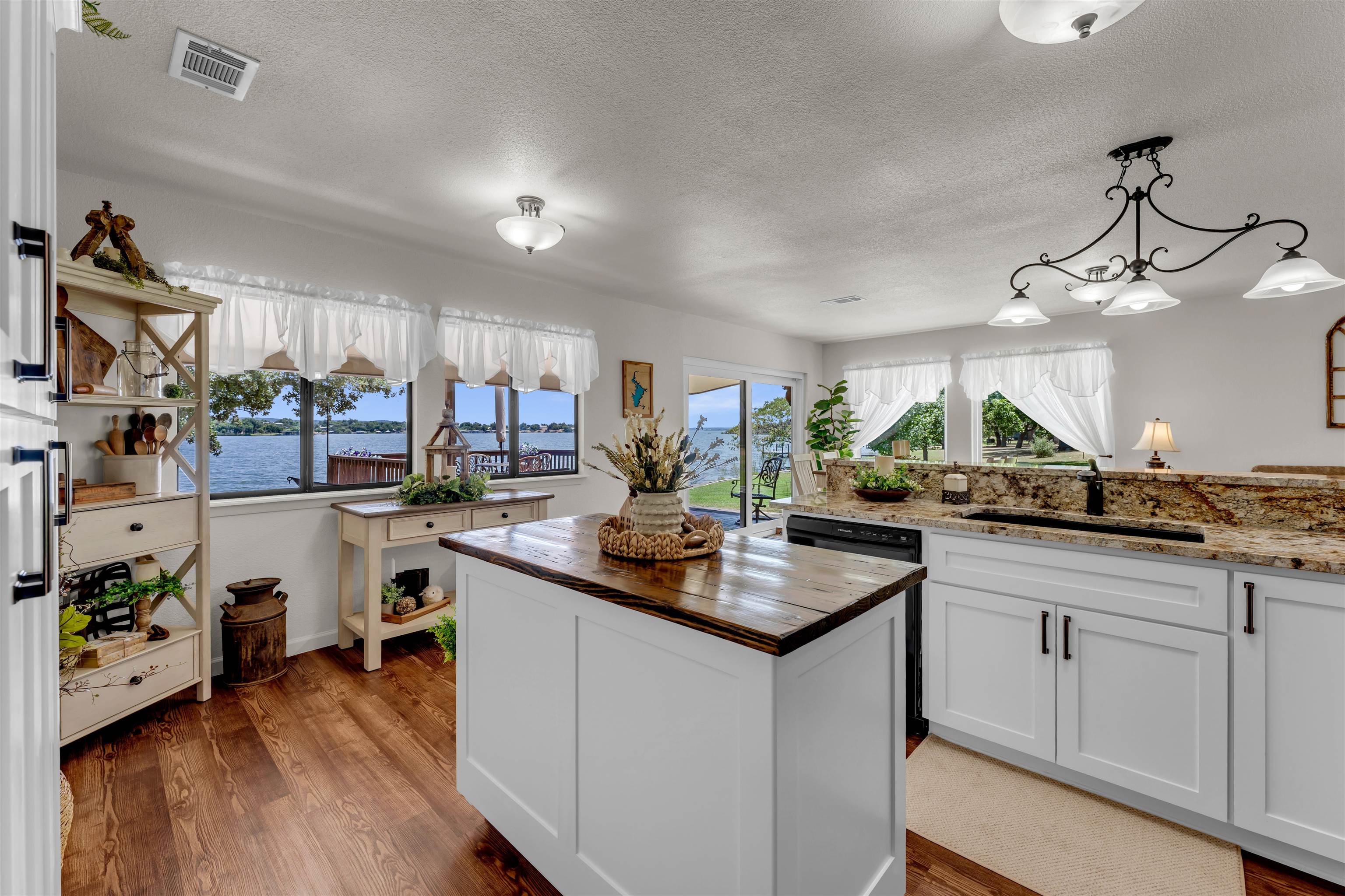 386 Lake Loop