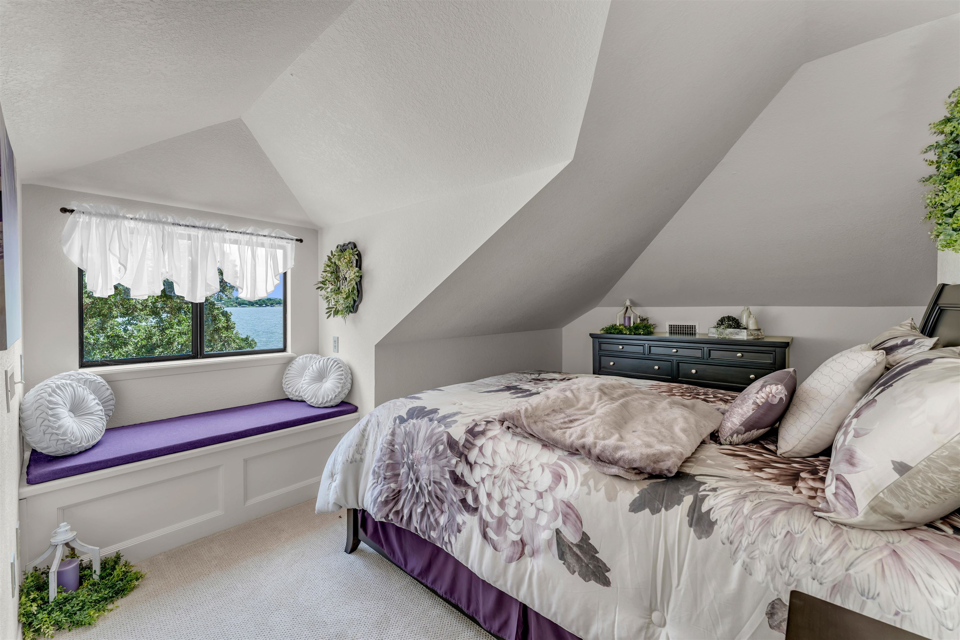 386 Lake Loop