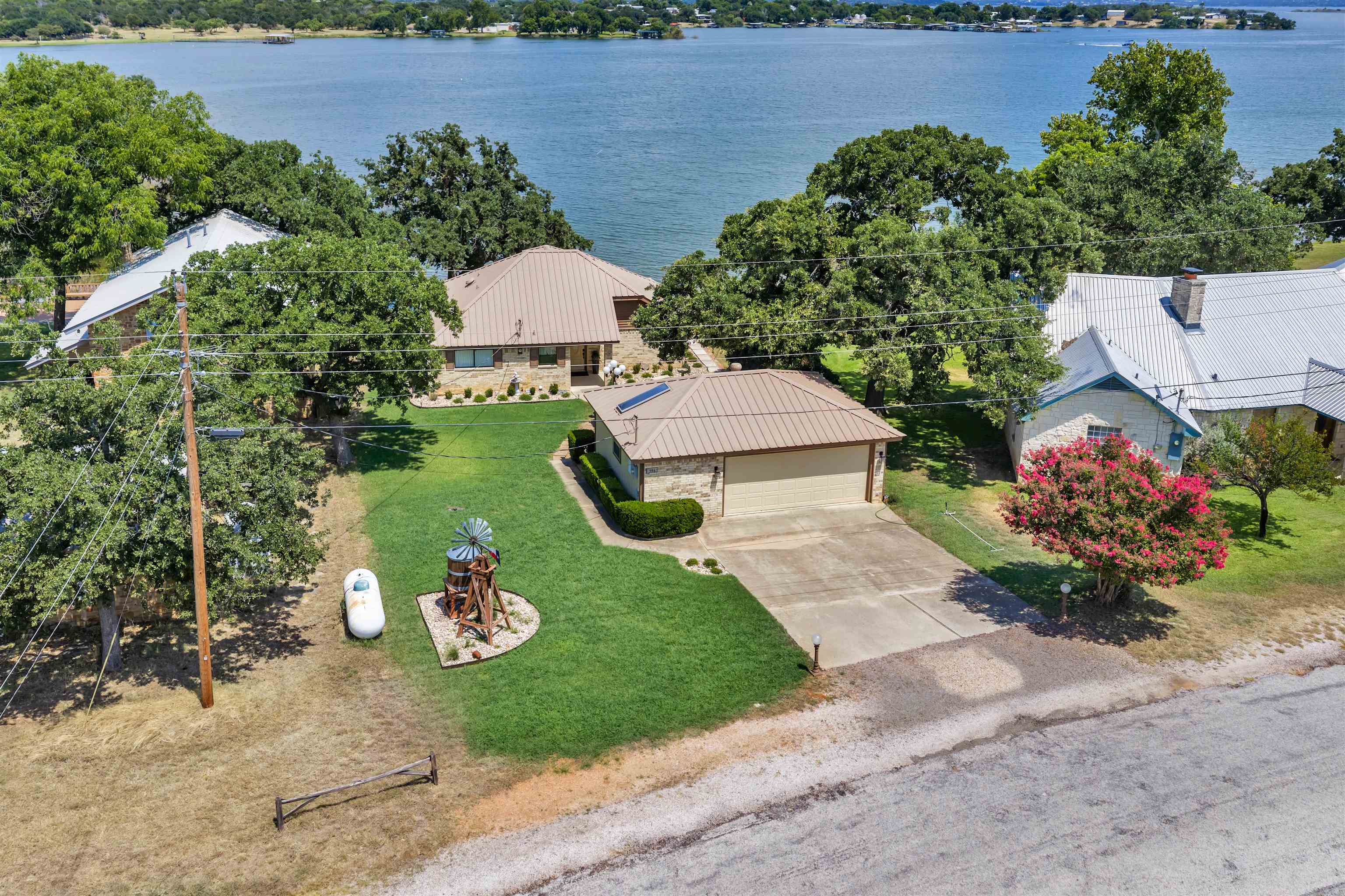 386 Lake Loop