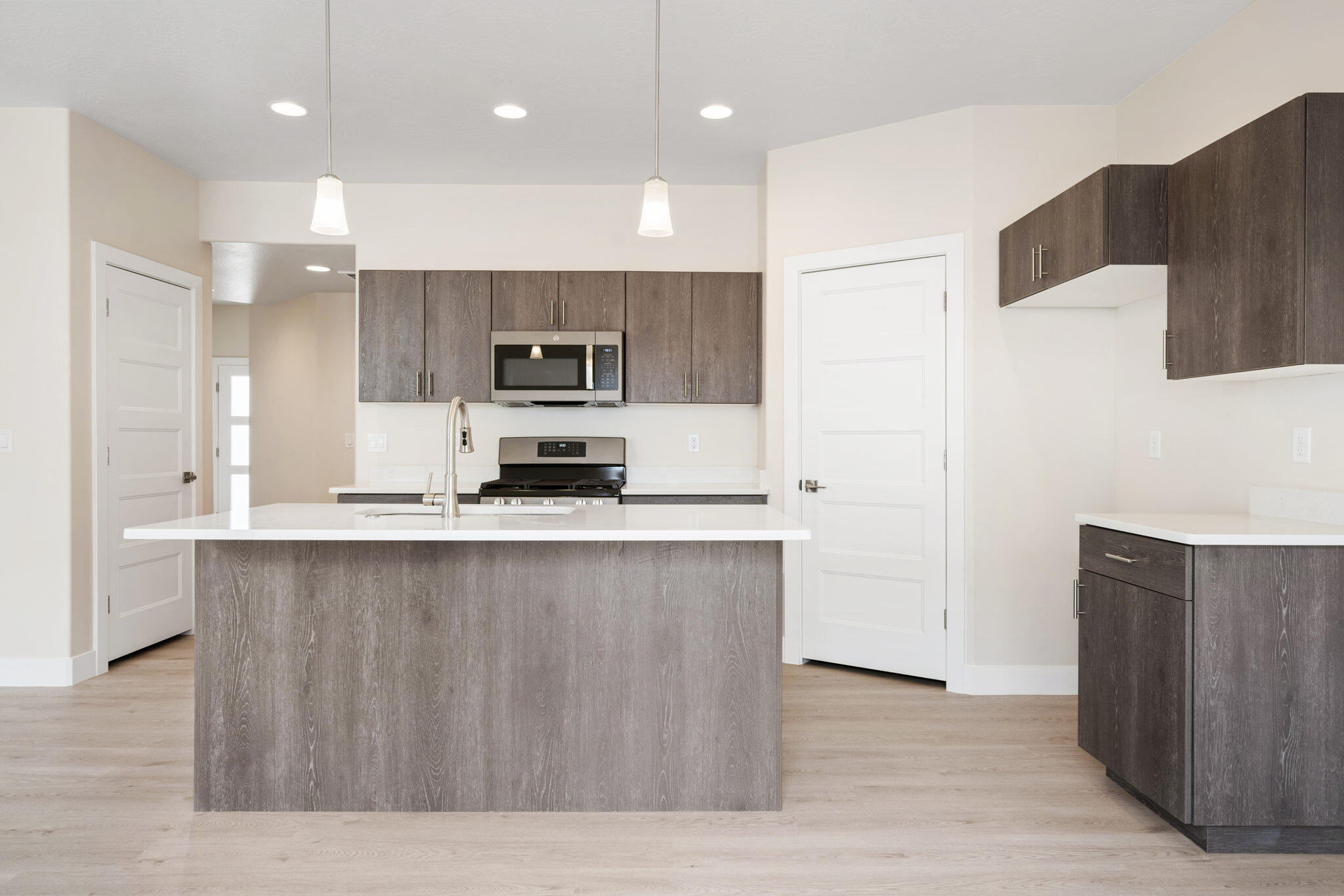 633 E Elmbrook Unit: 98