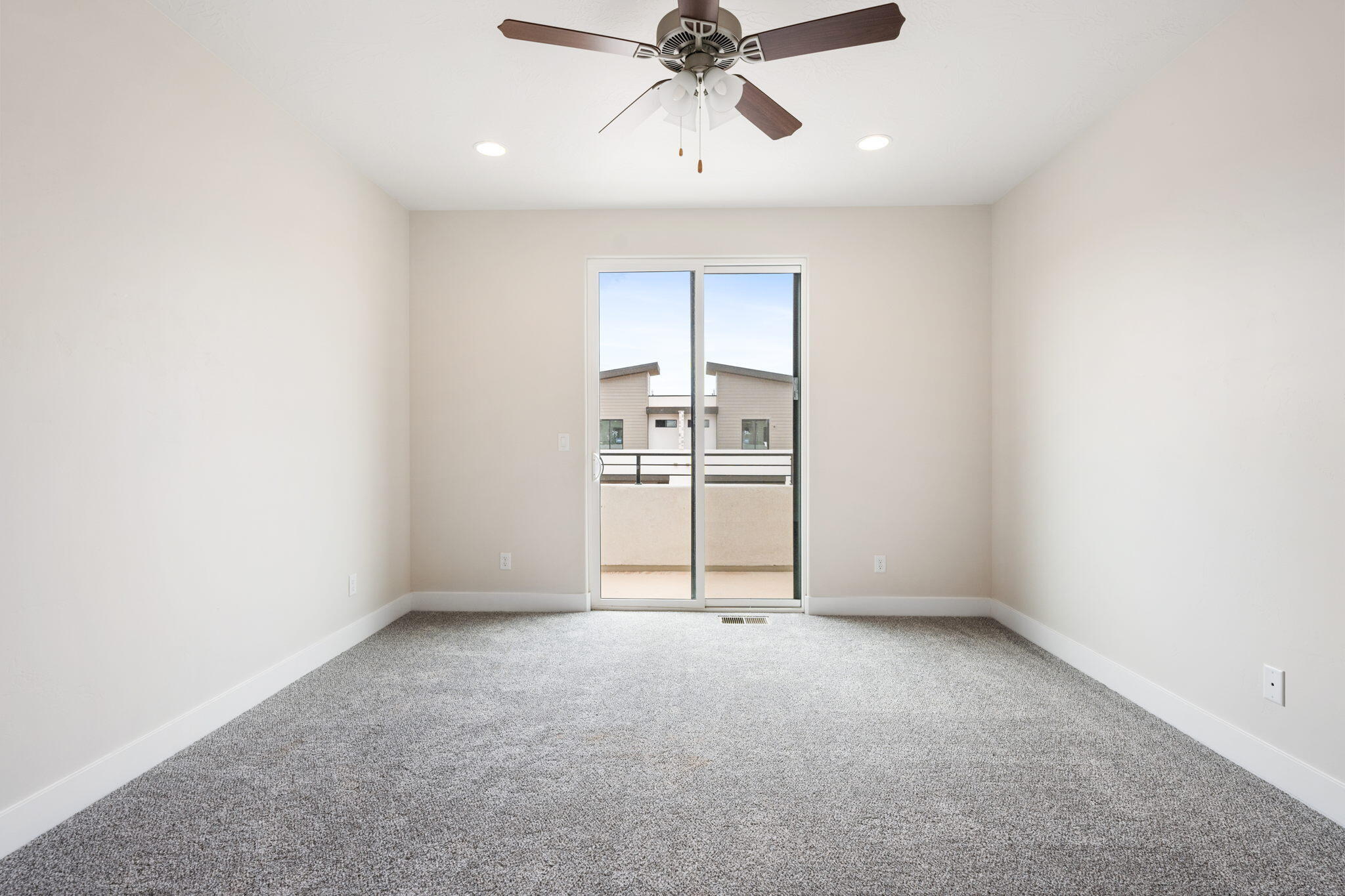 633 E Elmbrook Unit: 98