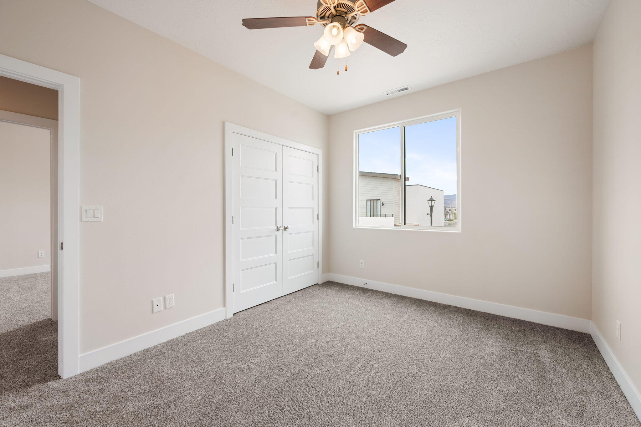 633 E Elmbrook Unit: 98