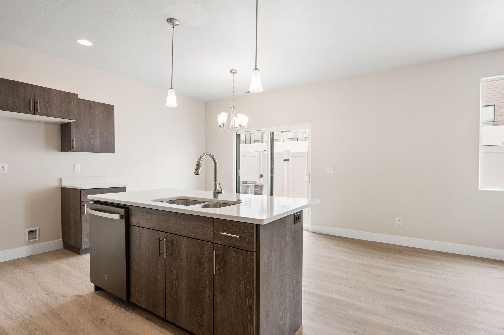 633 E Elmbrook Unit: 98