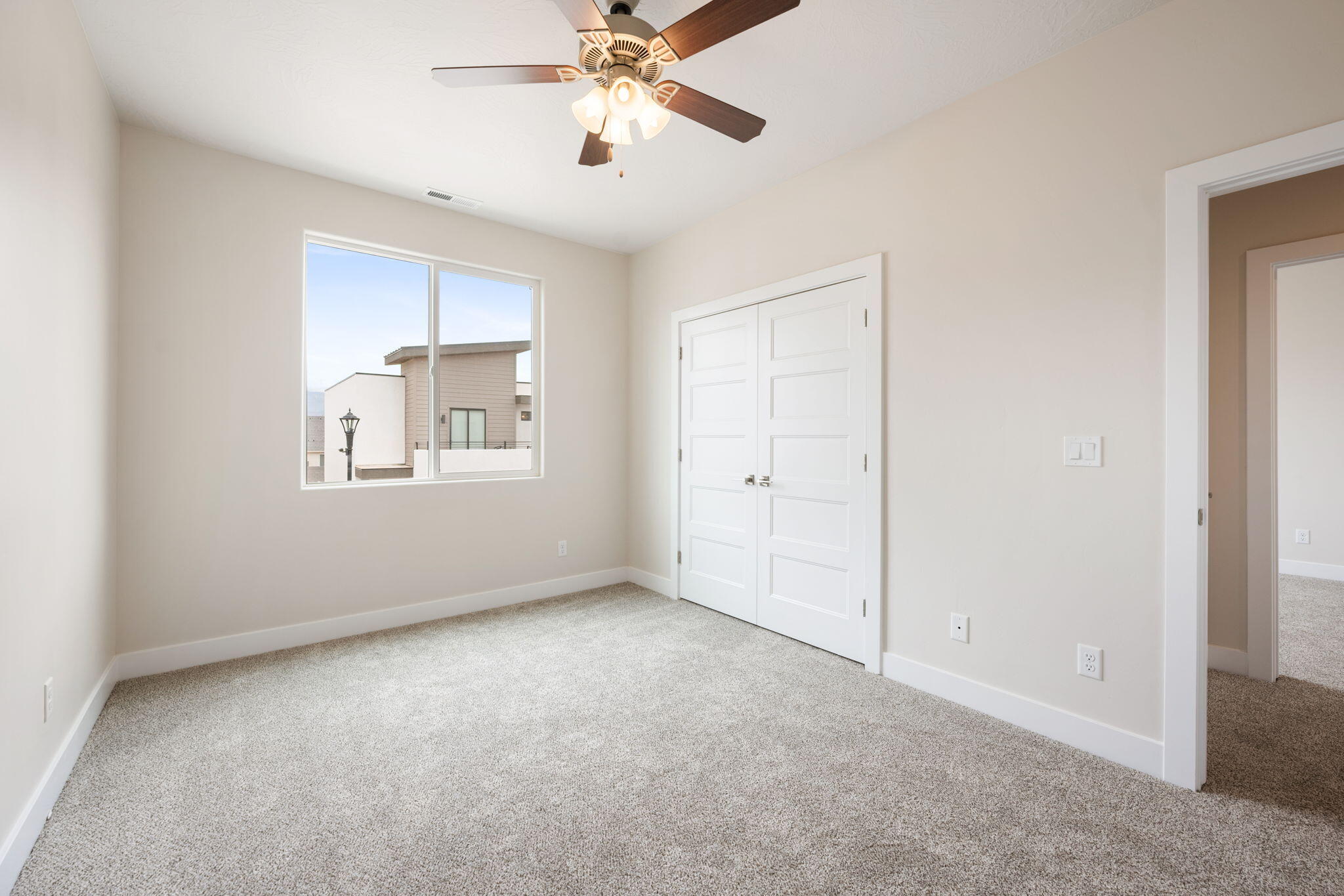 633 E Elmbrook Unit: 98