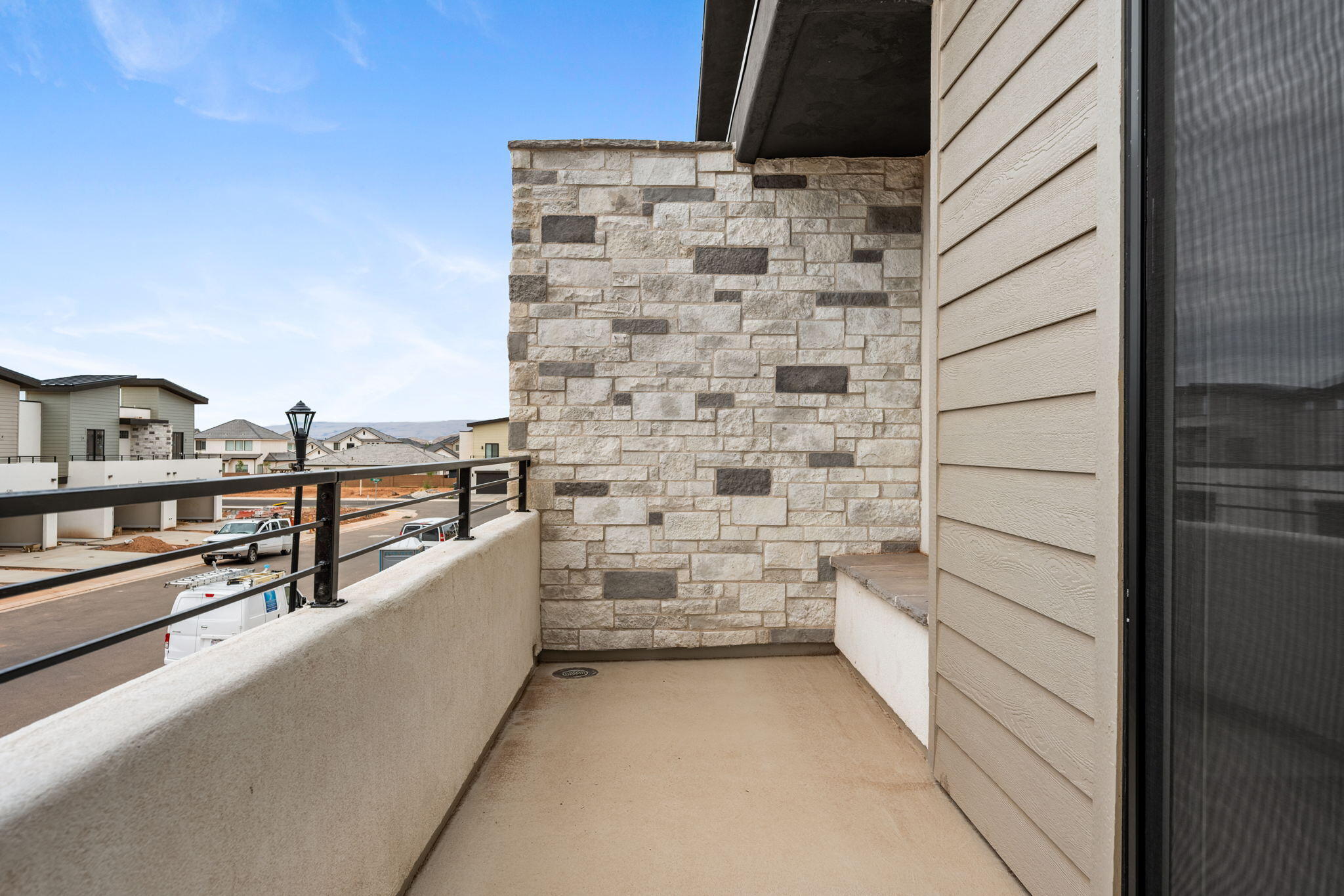 633 E Elmbrook Unit: 98