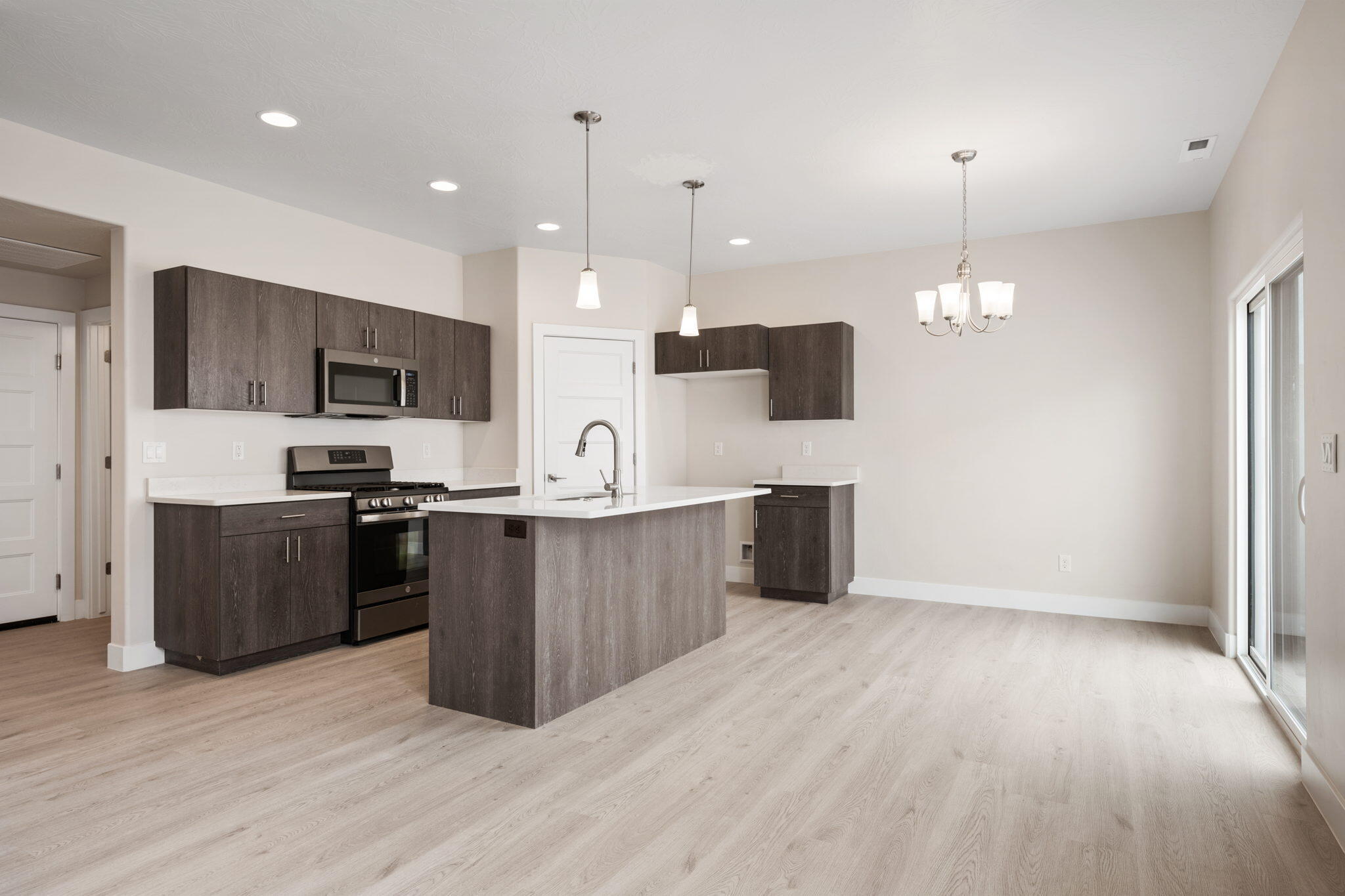 633 E Elmbrook Unit: 98