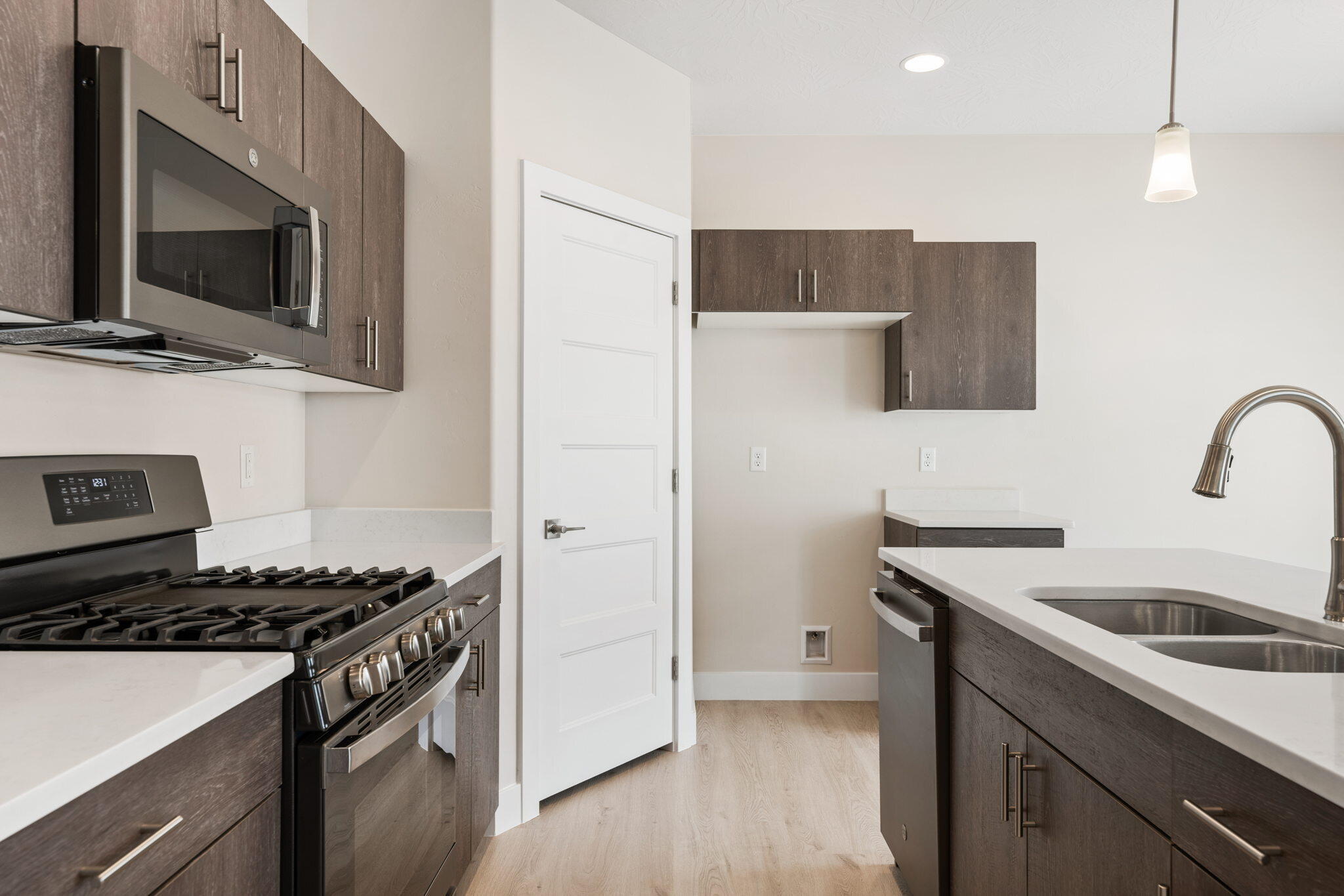 633 E Elmbrook Unit: 98