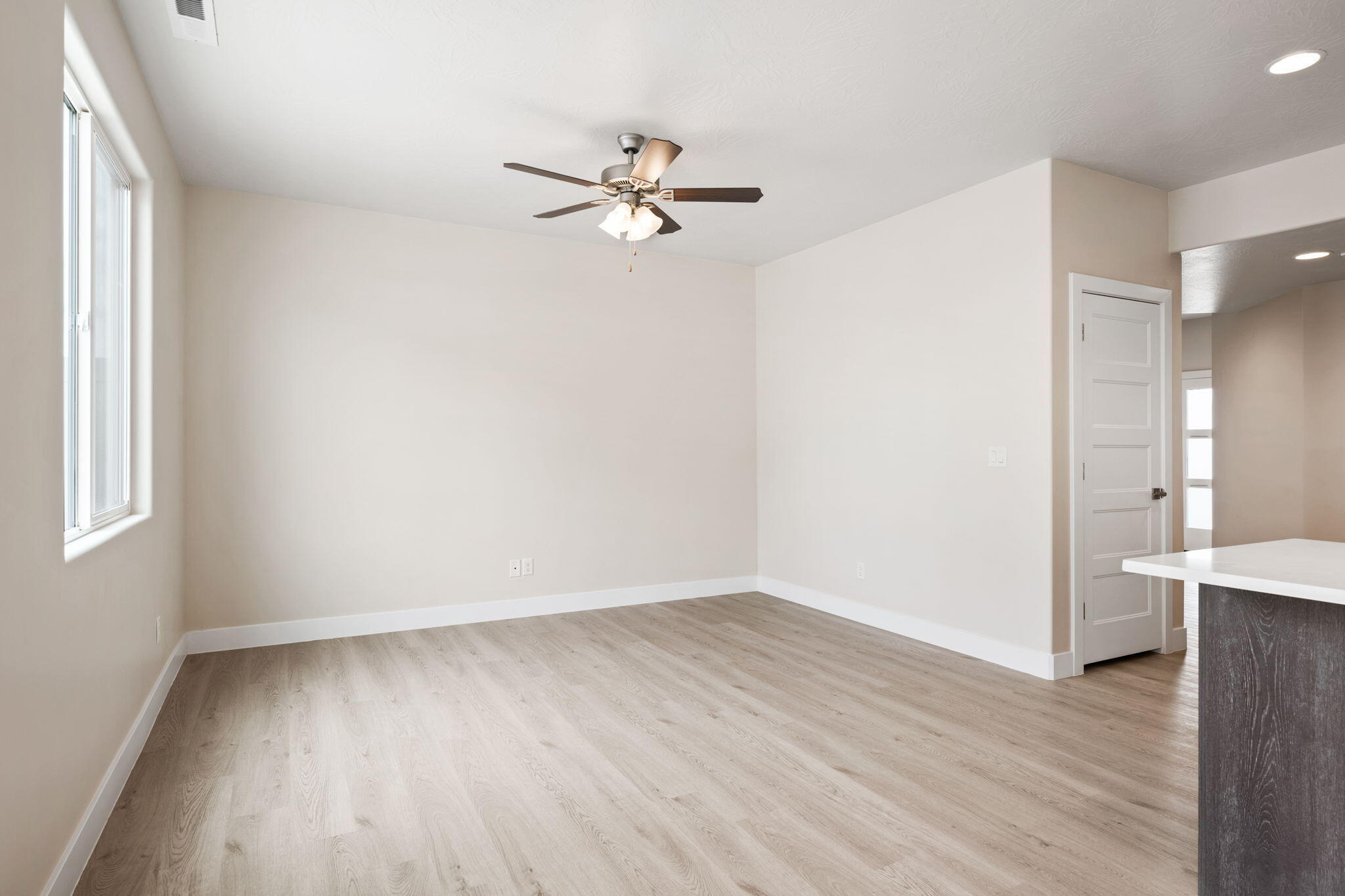633 E Elmbrook Unit: 98