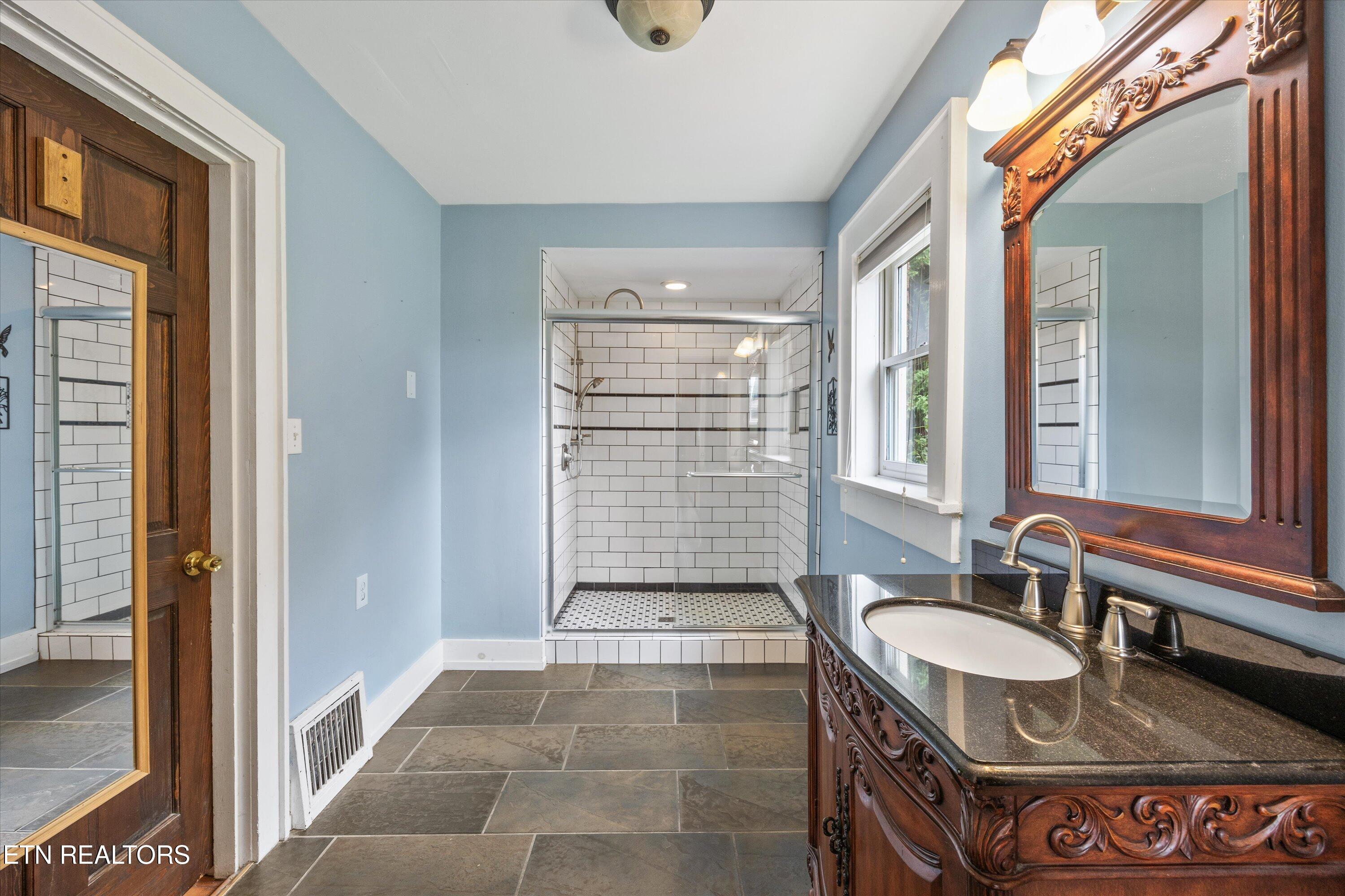 1011 Thompson Place