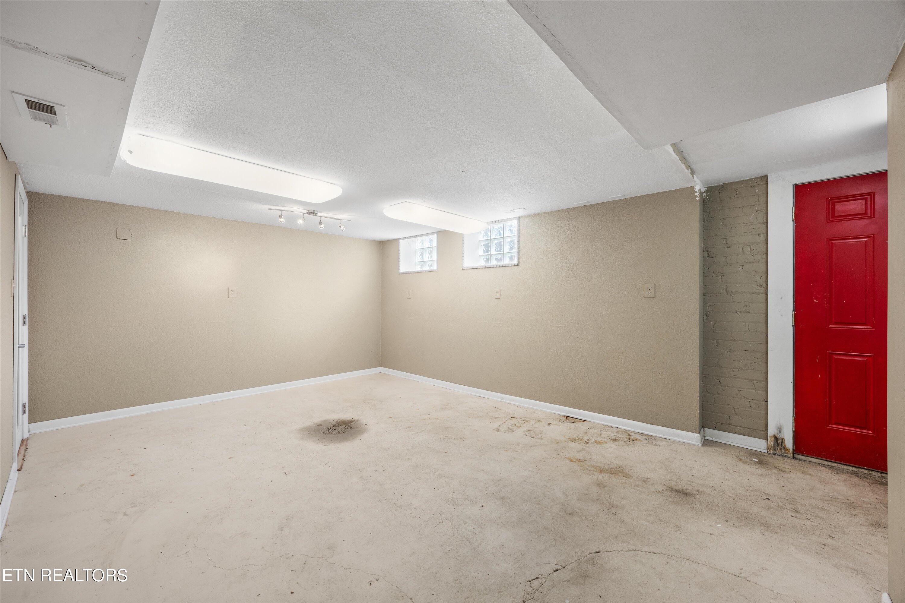 1011 Thompson Place