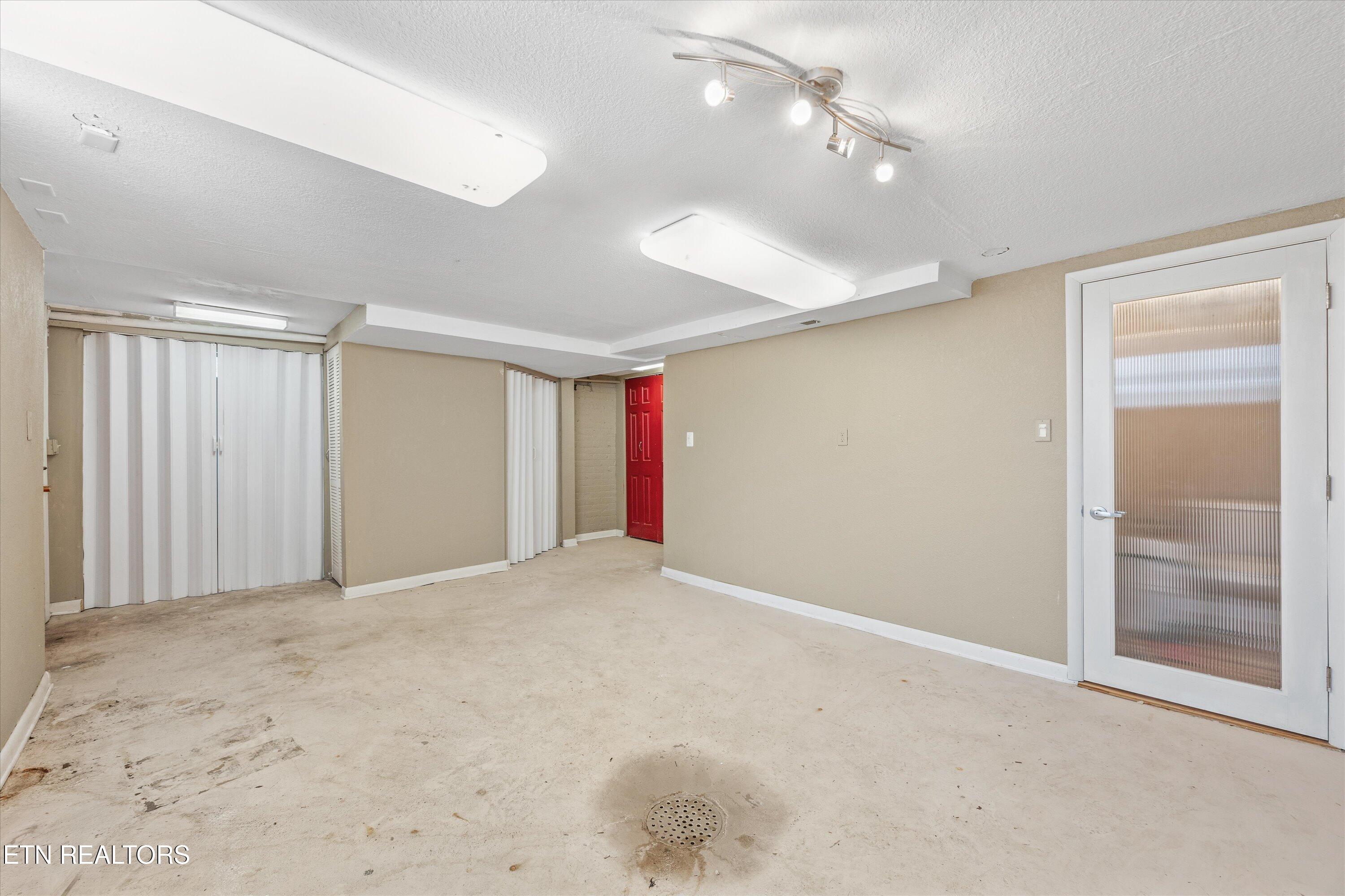 1011 Thompson Place