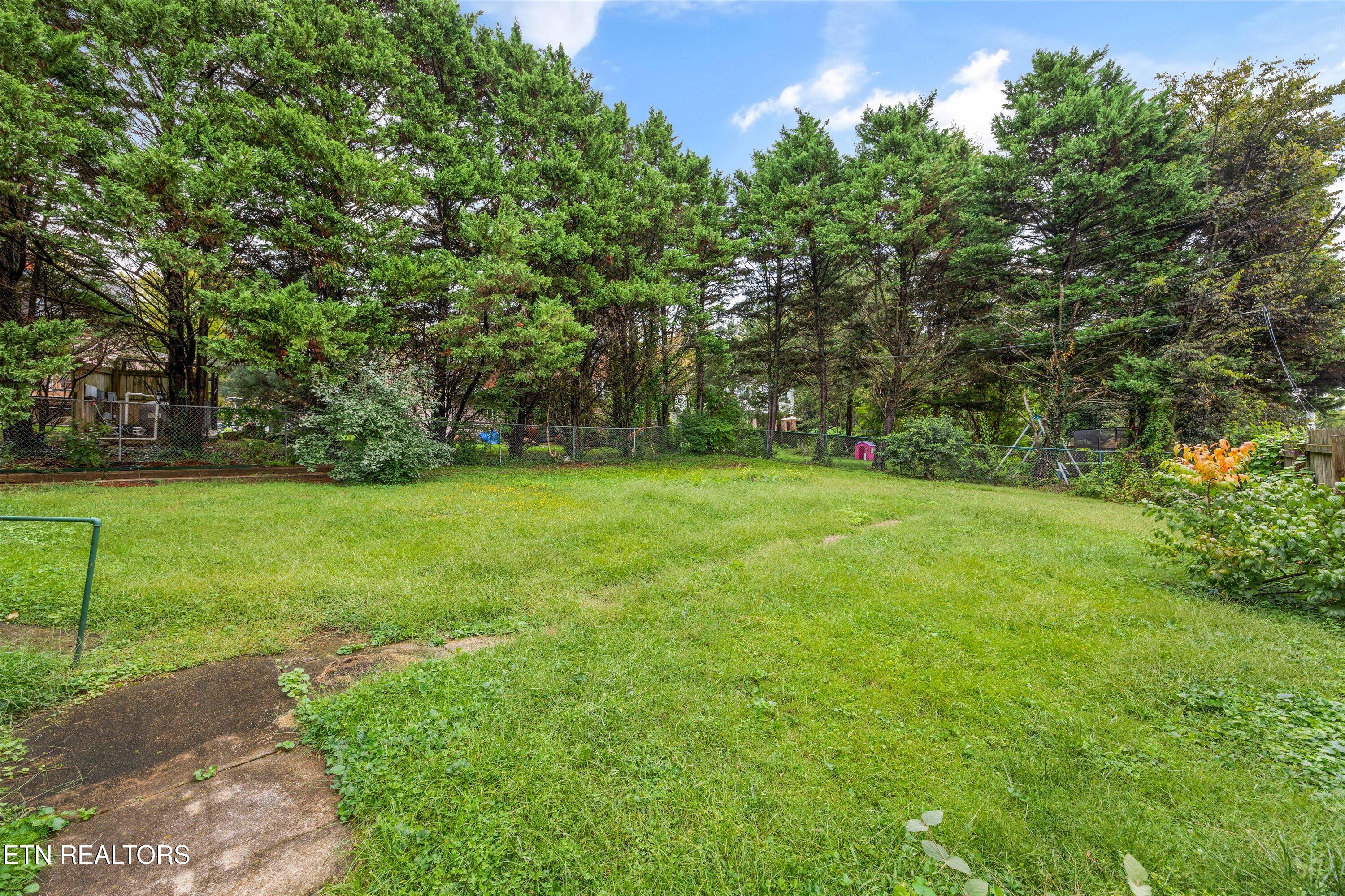 1011 Thompson Place