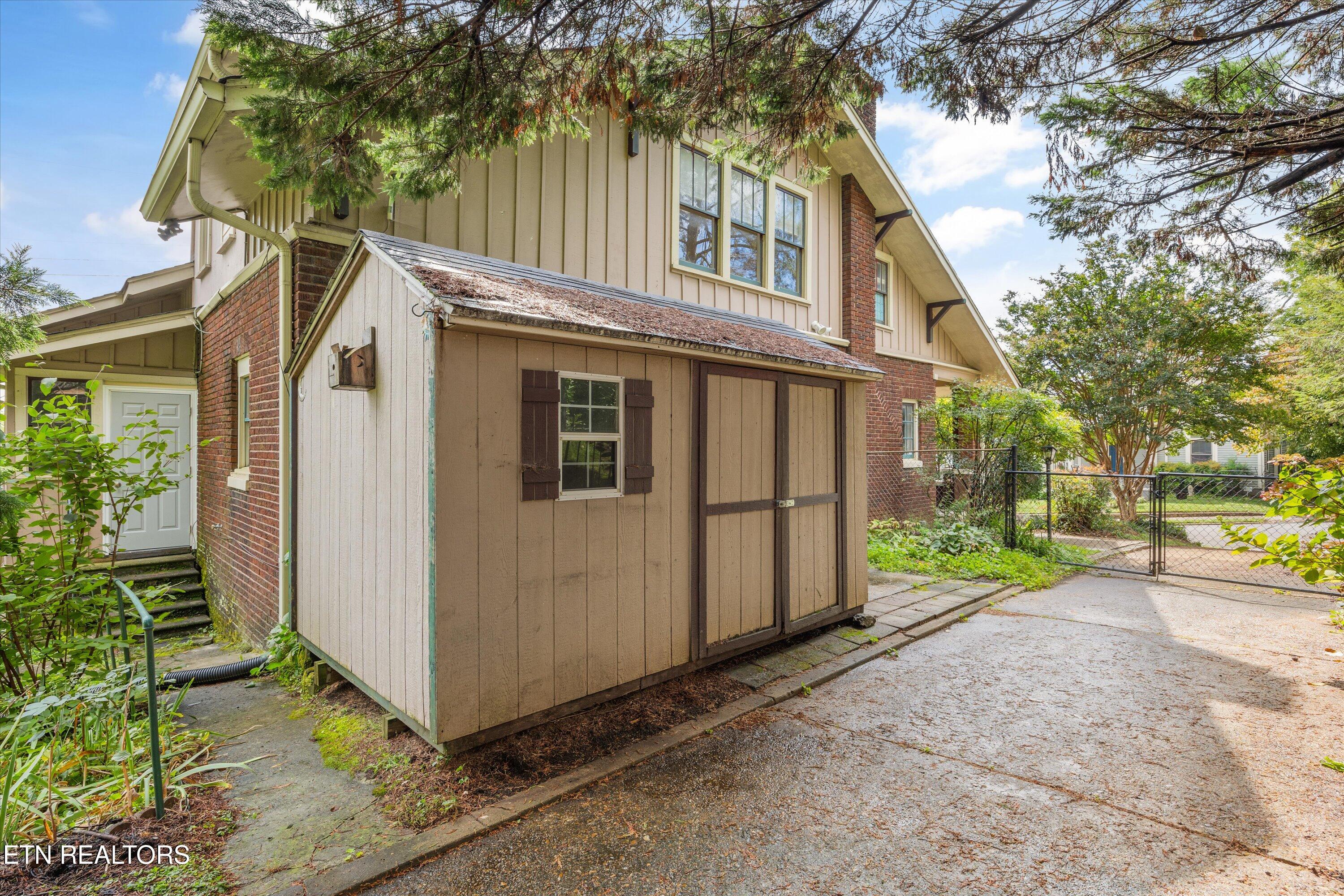 1011 Thompson Place