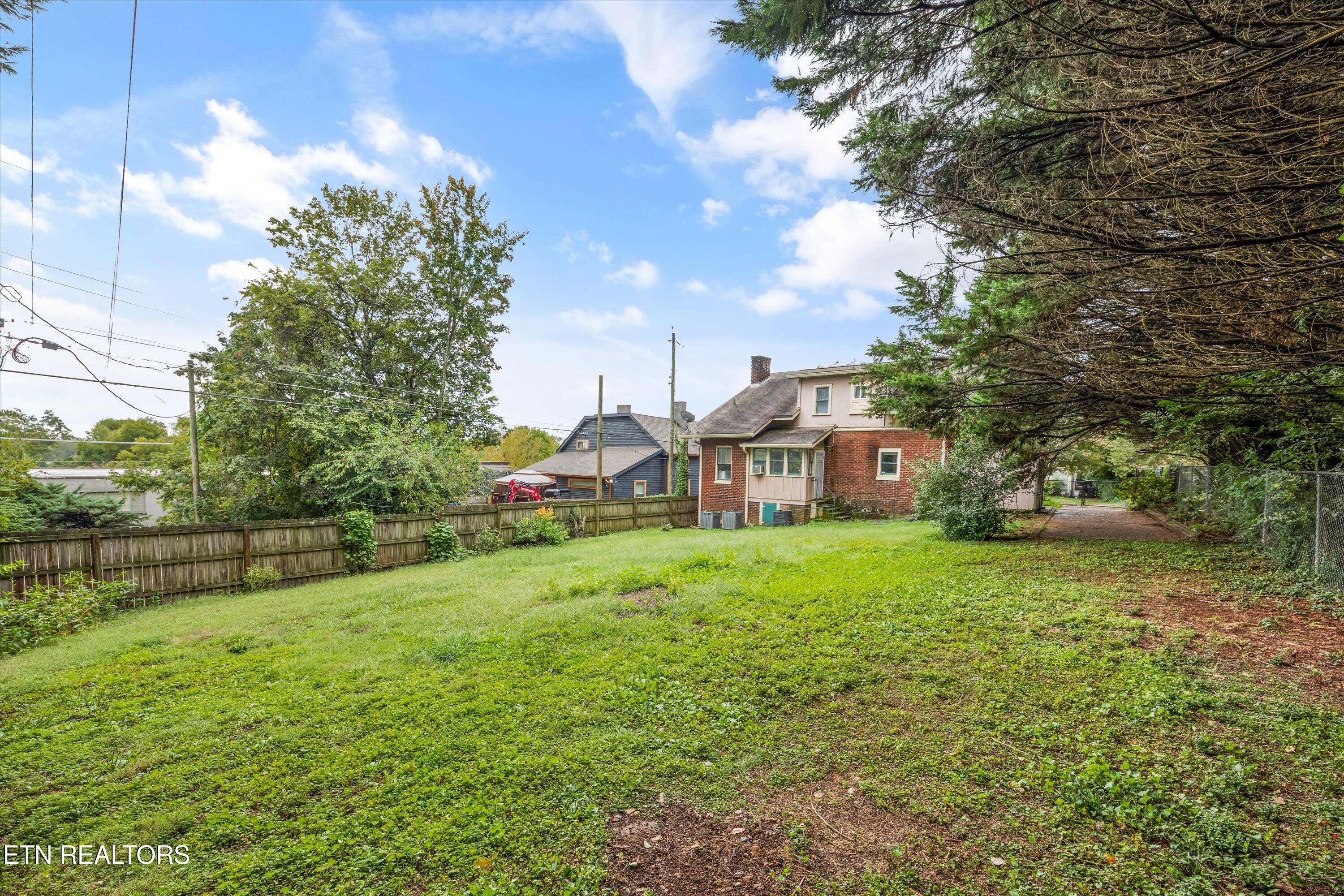 1011 Thompson Place