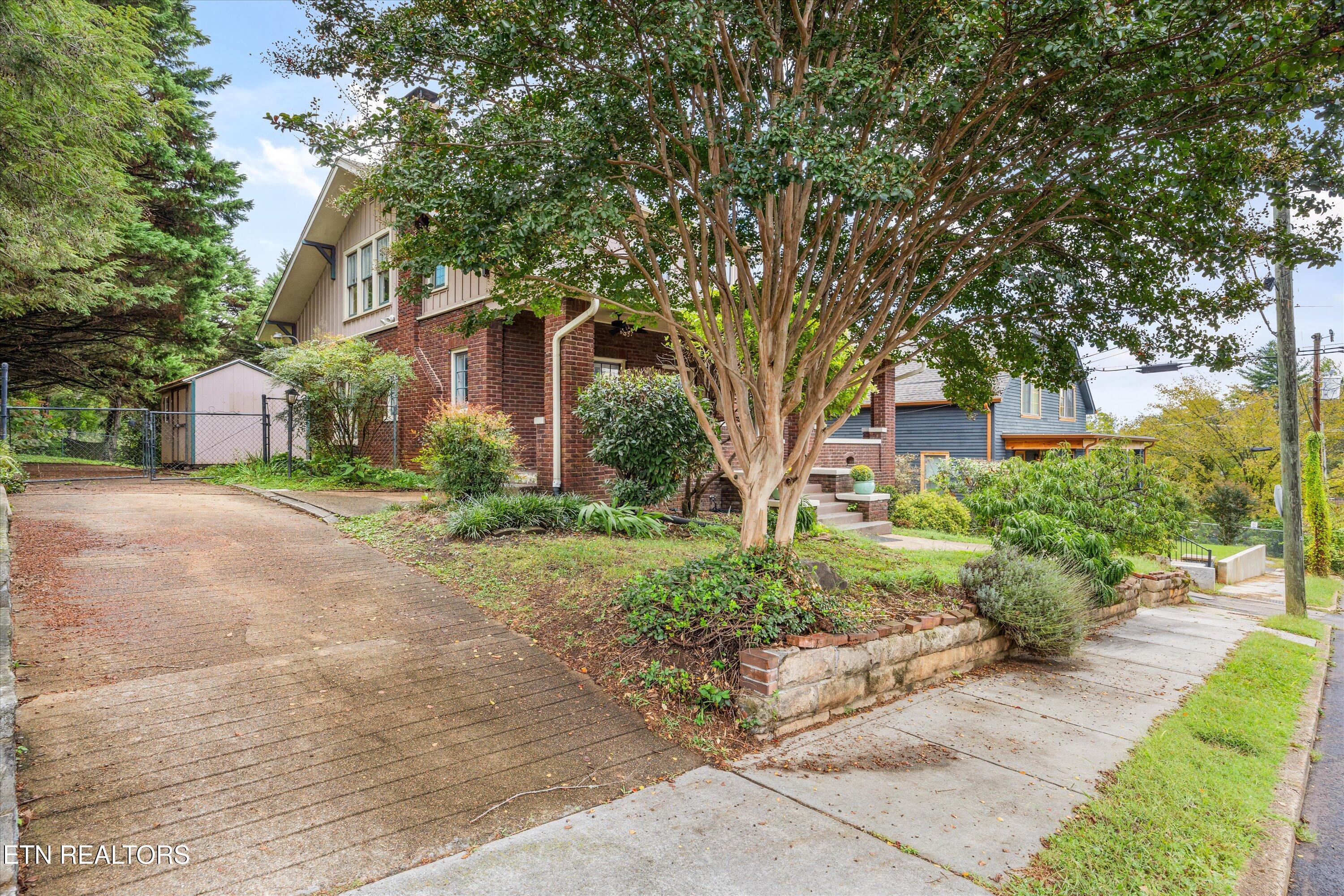 1011 Thompson Place